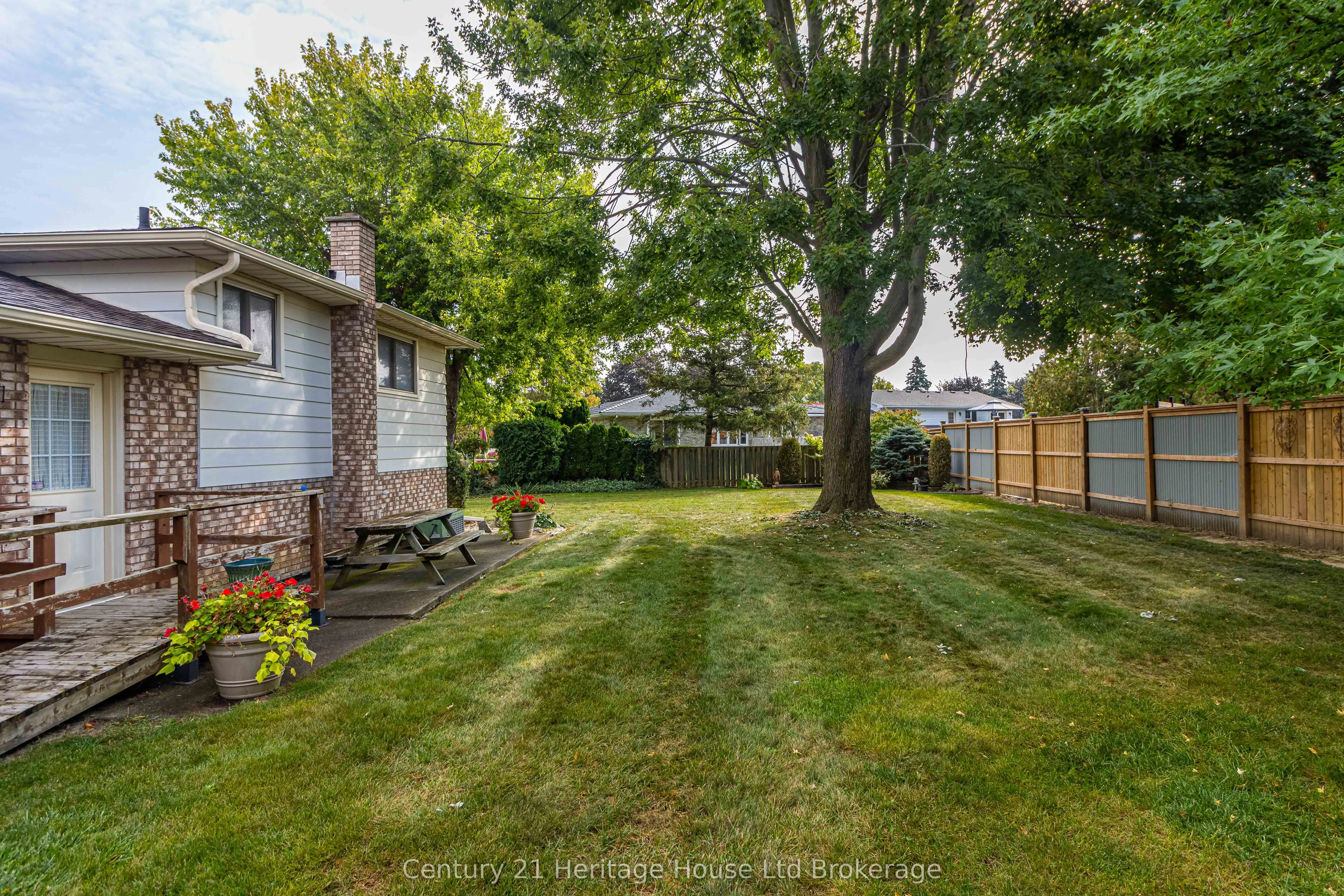 6 Carleton Crescent