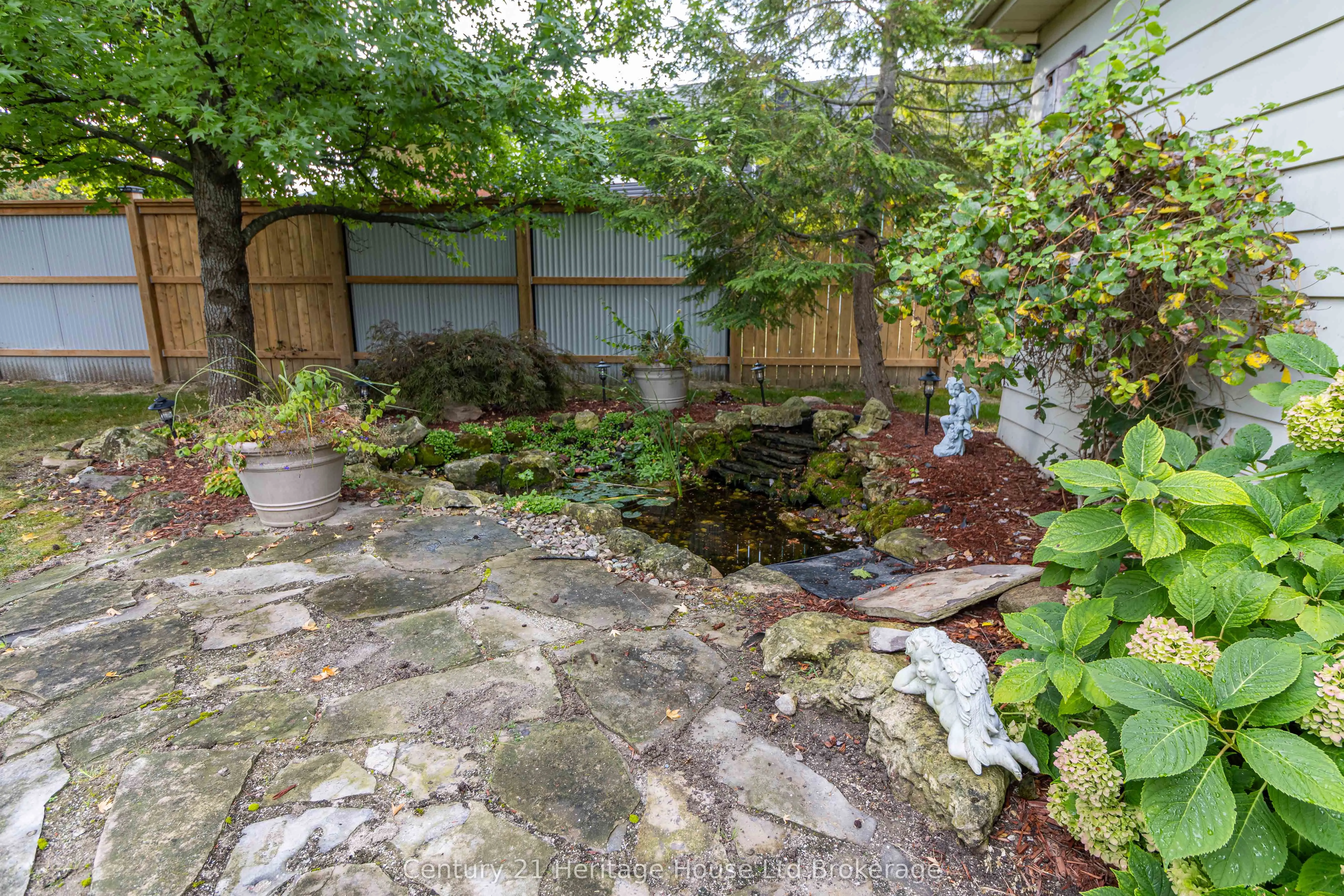 6 Carleton Crescent
