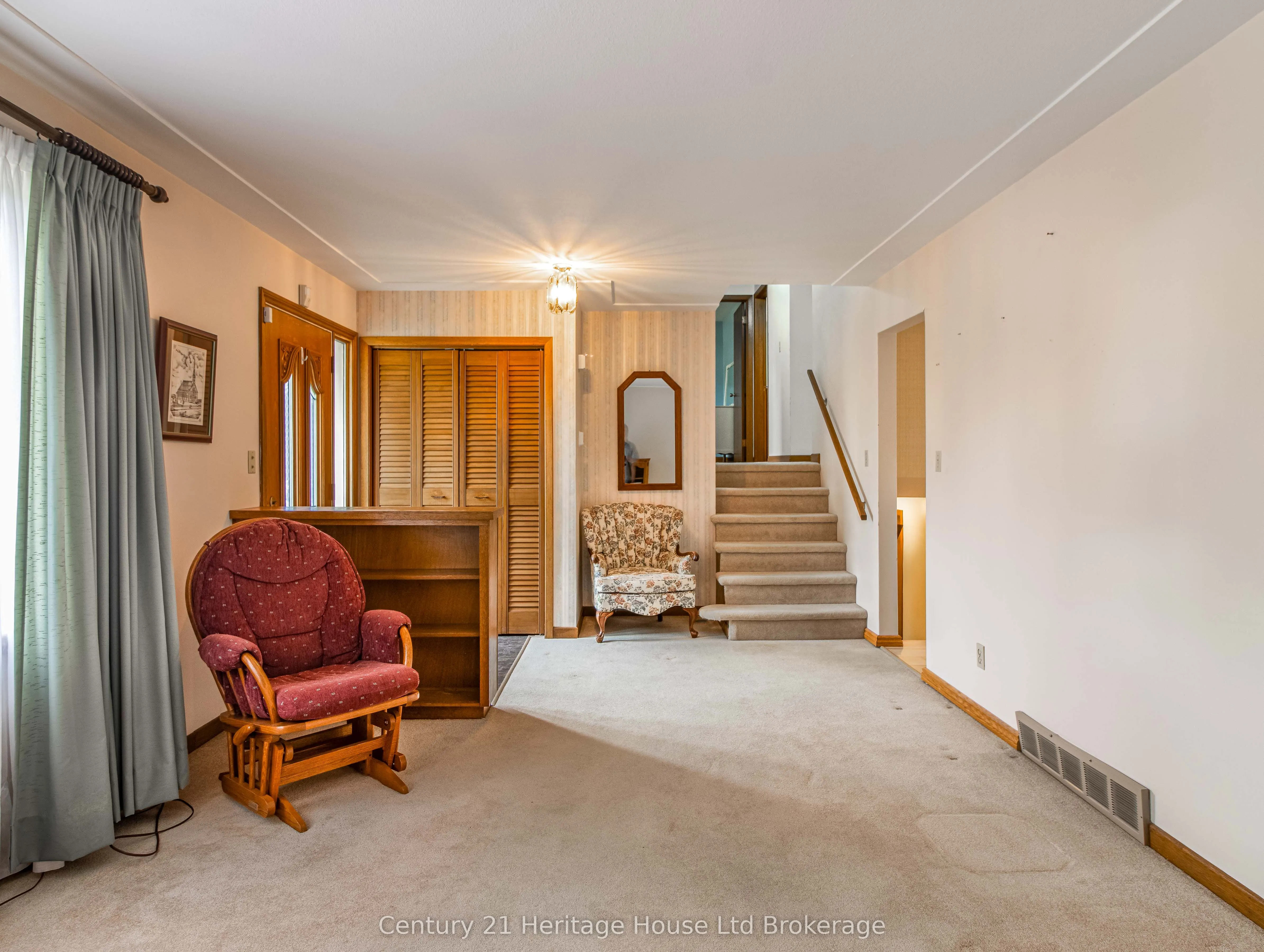 6 Carleton Crescent