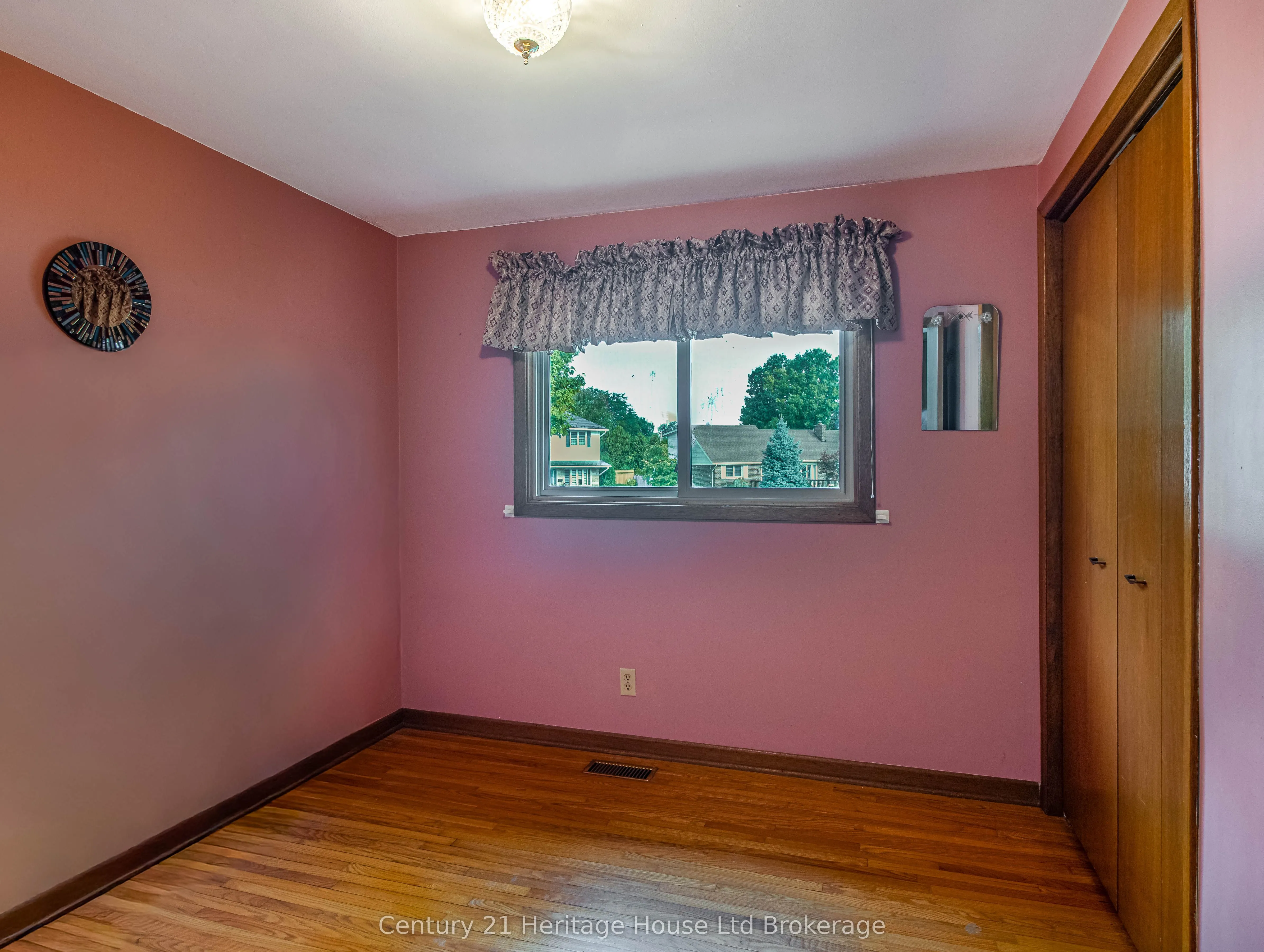 6 Carleton Crescent