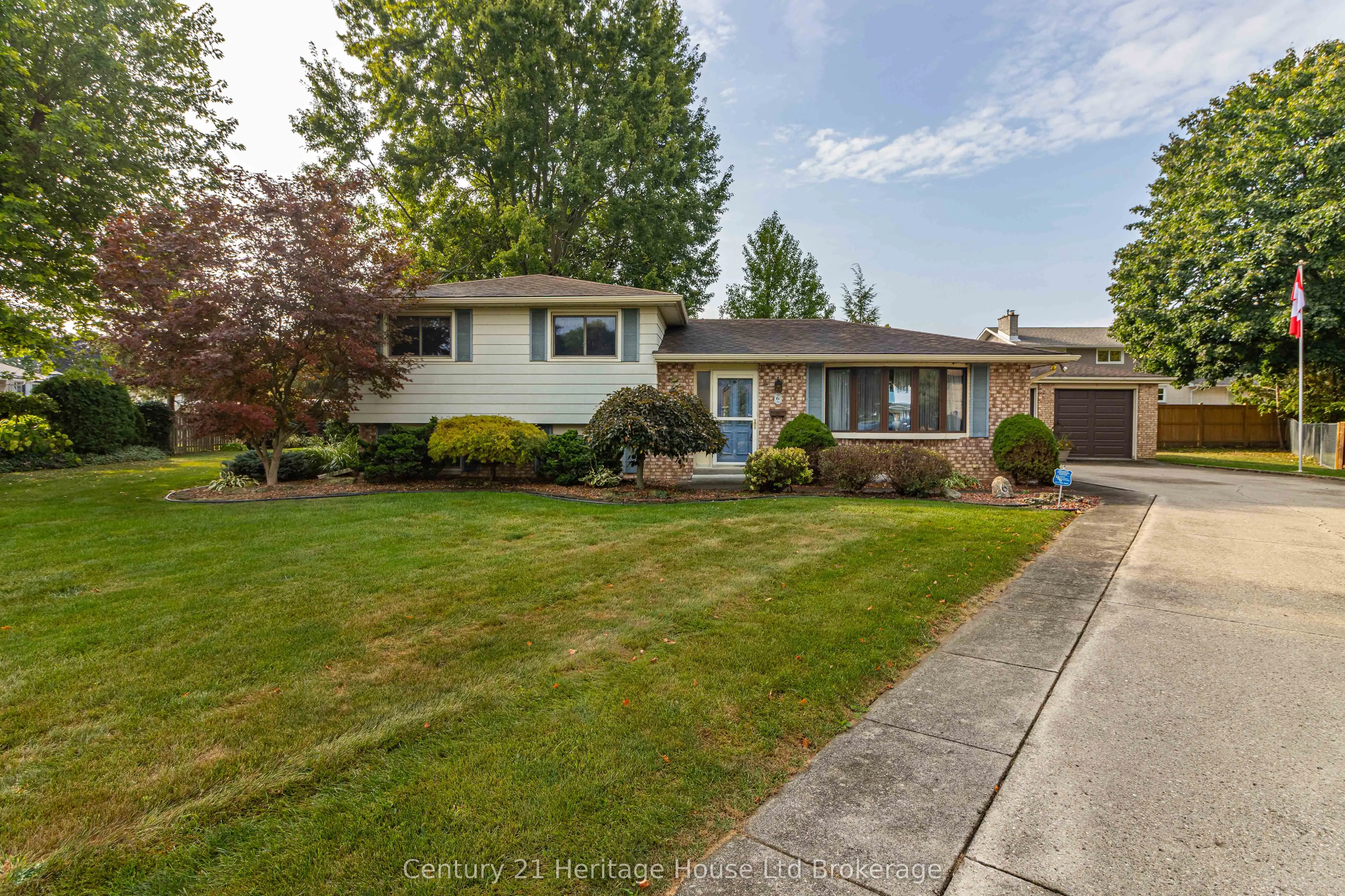6 Carleton Crescent