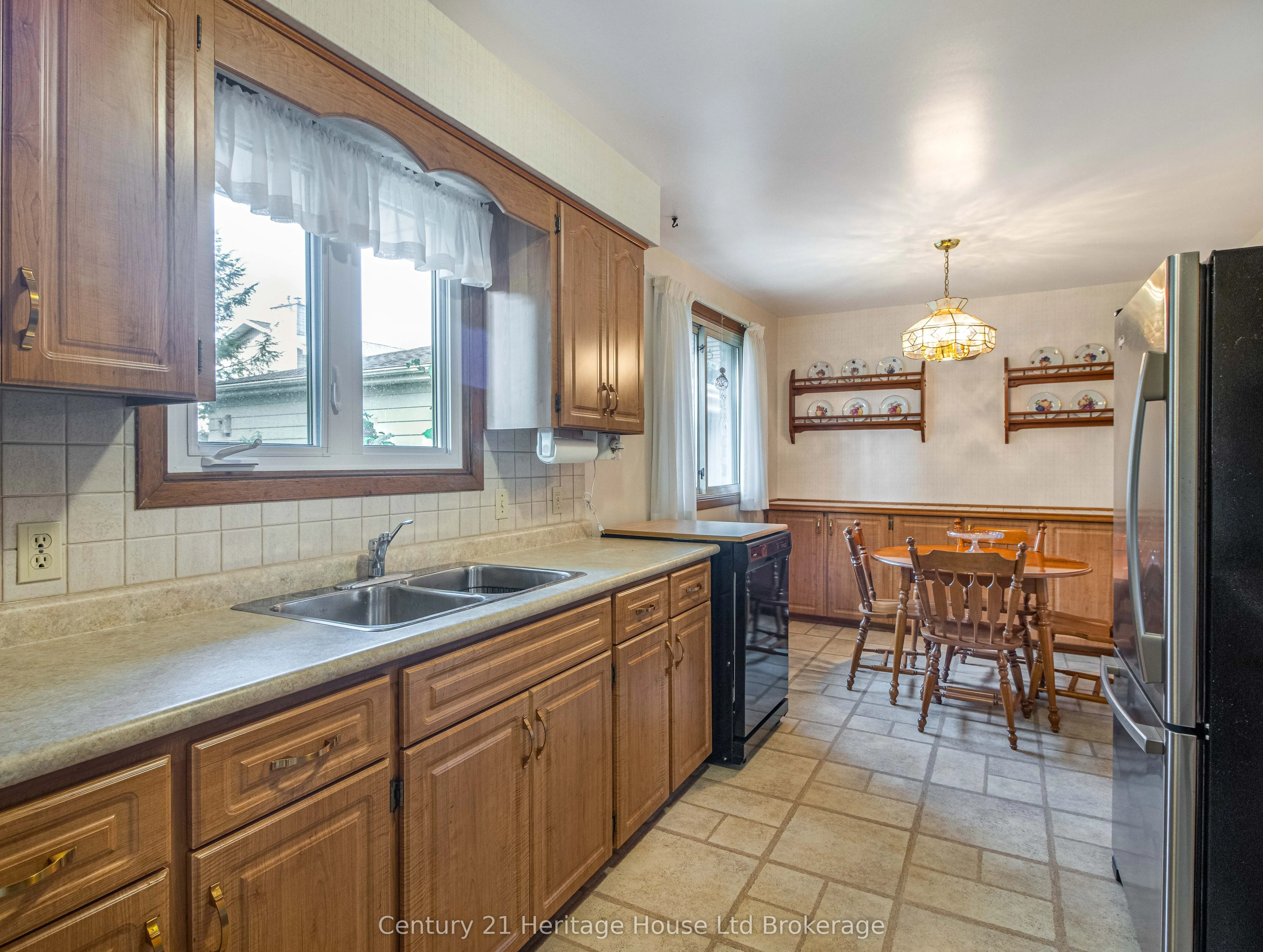 6 Carleton Crescent