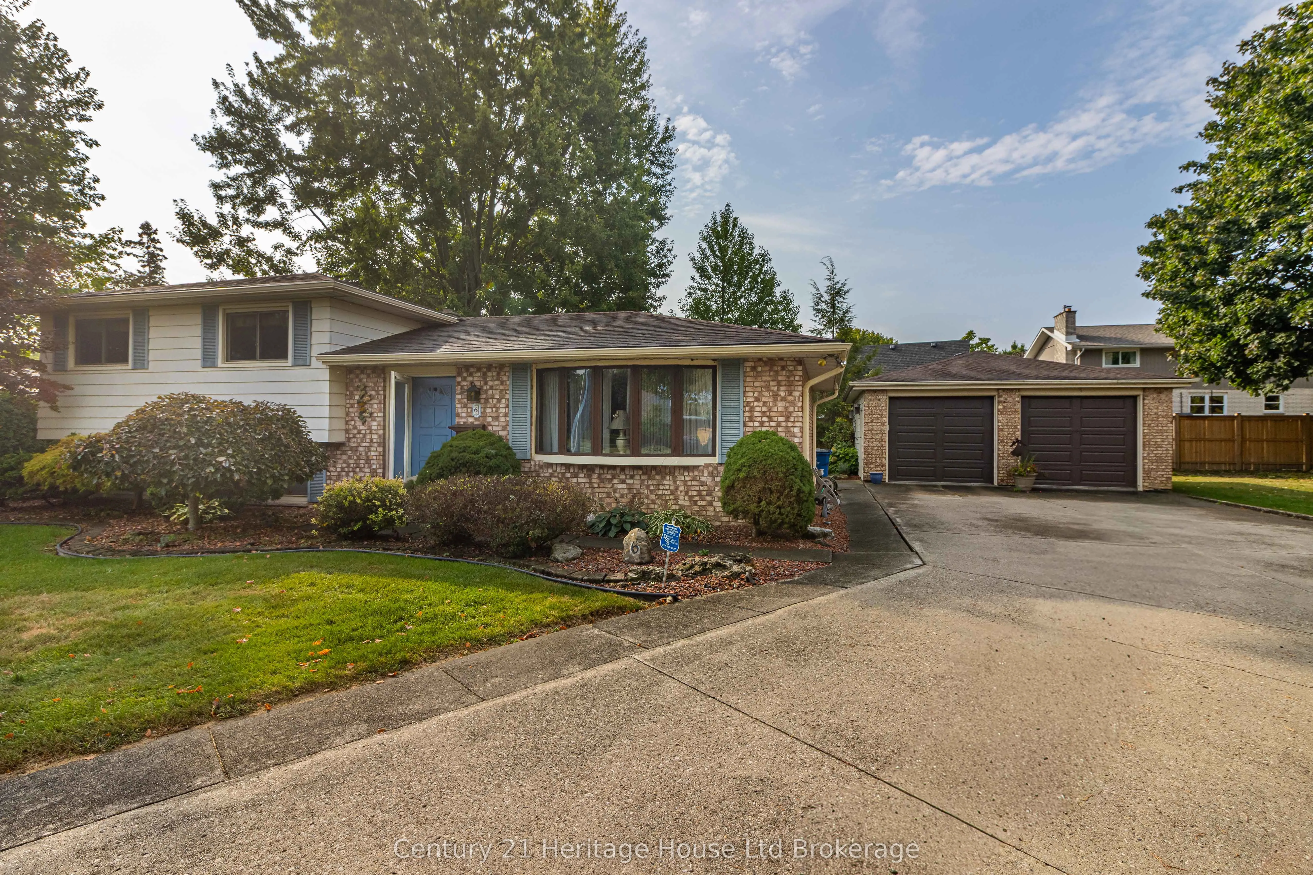 6 Carleton Crescent