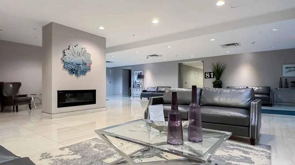 81 Robinson Street, #203