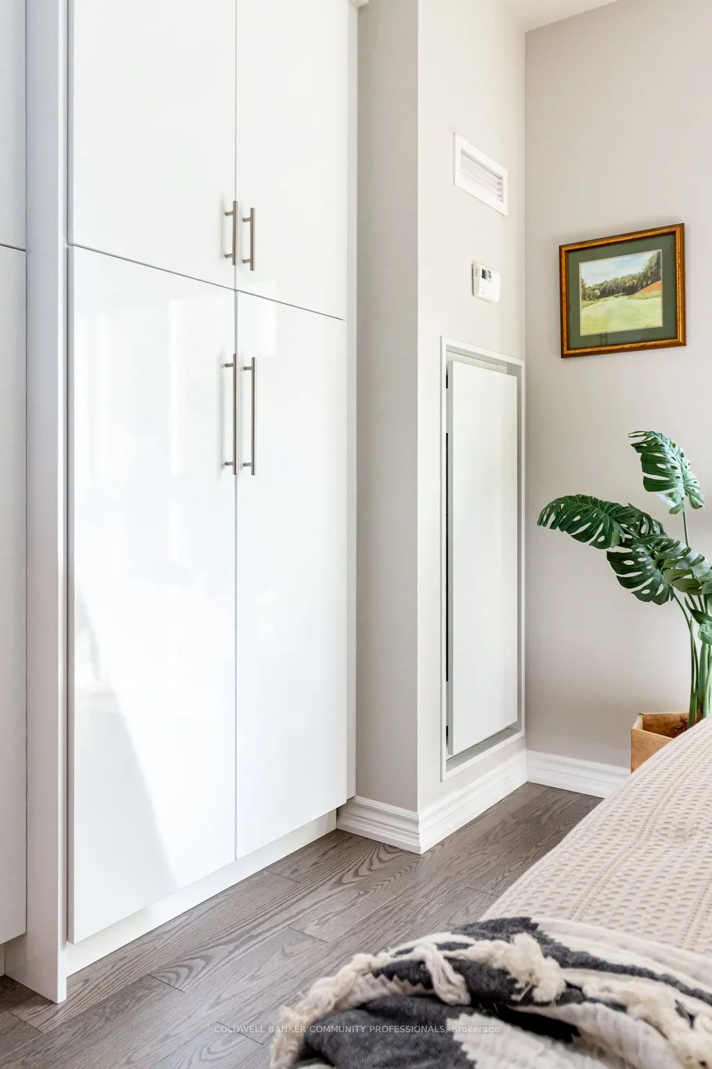 81 Robinson Street, #203