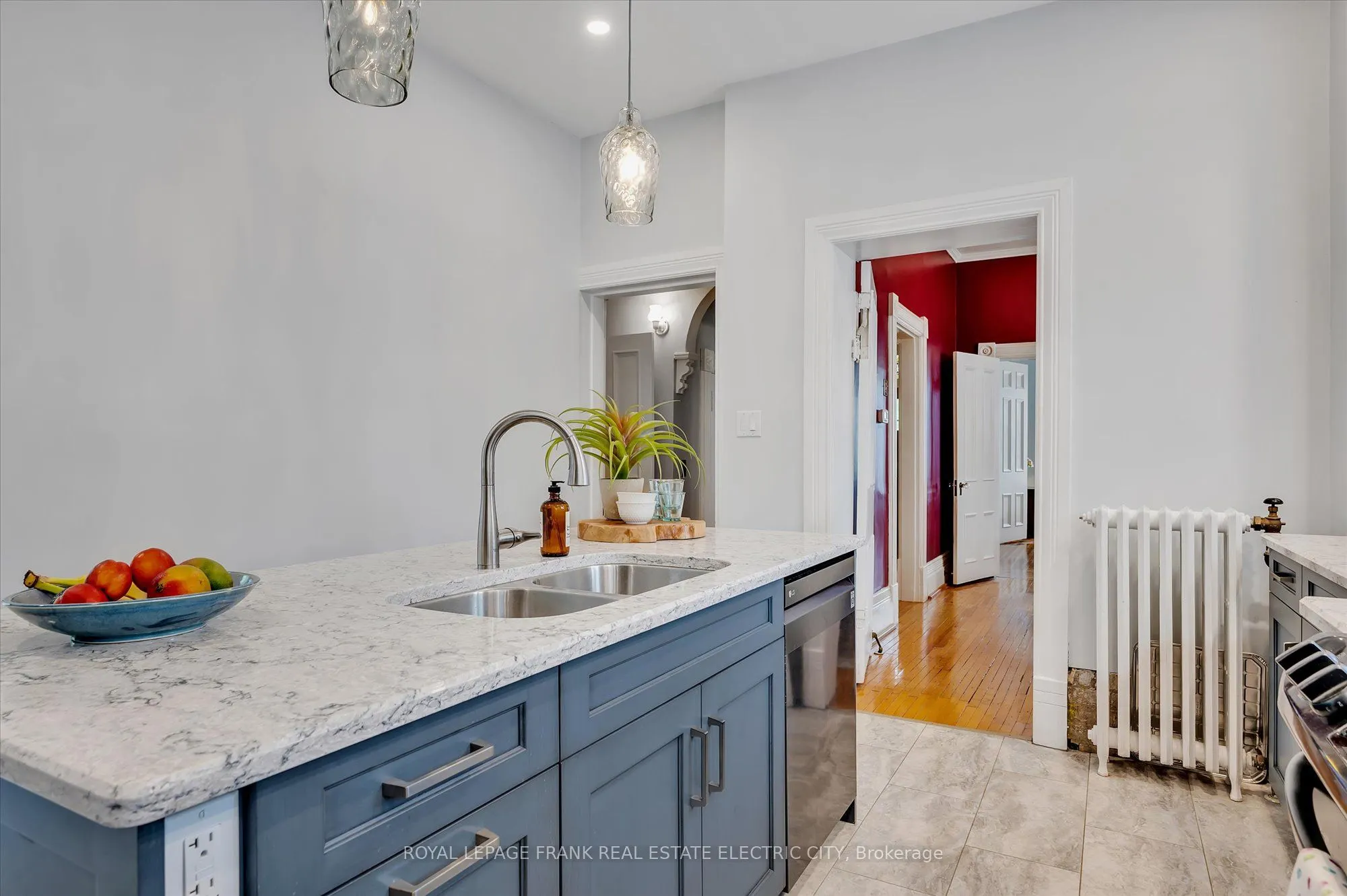 452 Hunter Street W