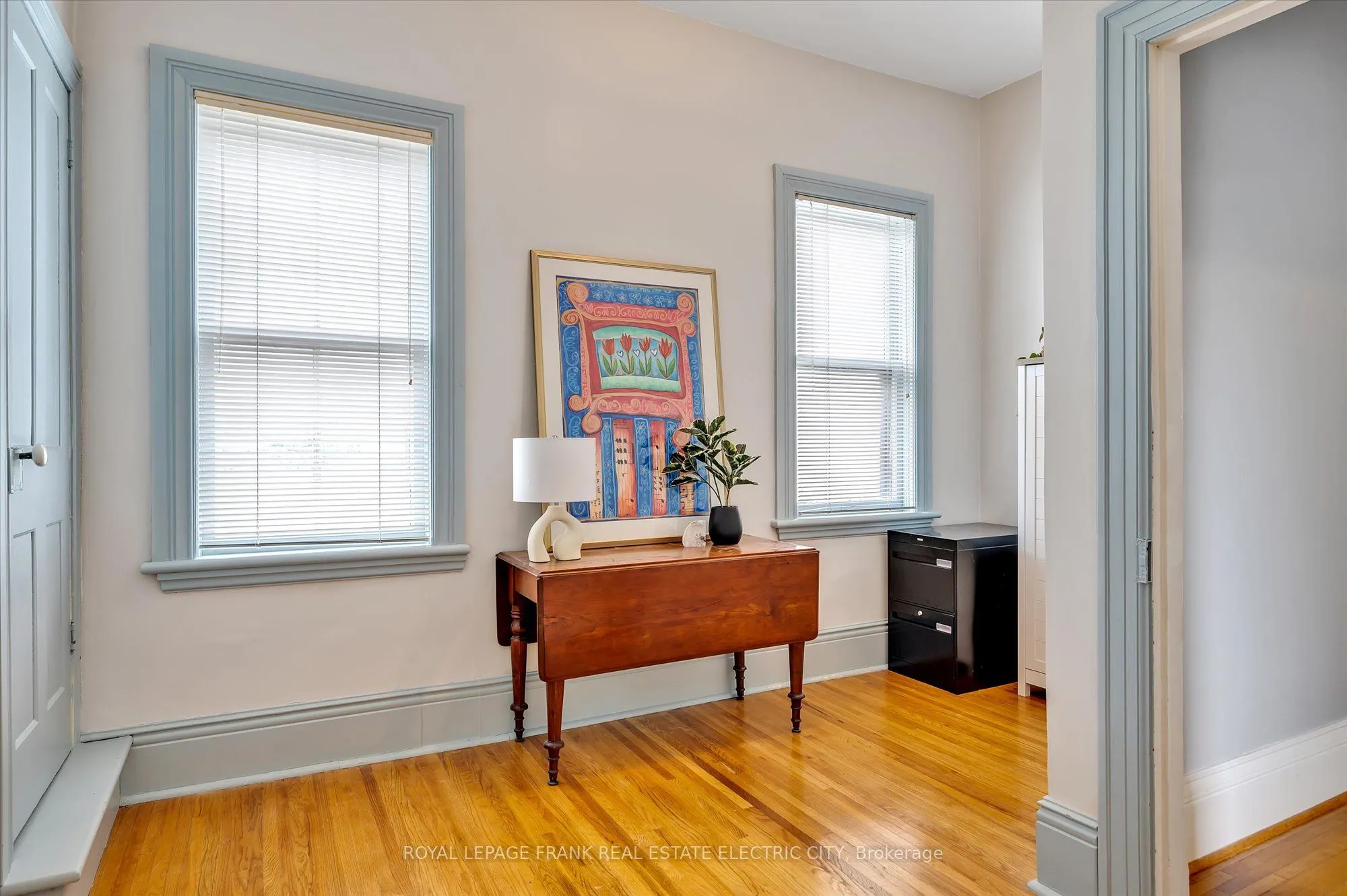 452 Hunter Street W