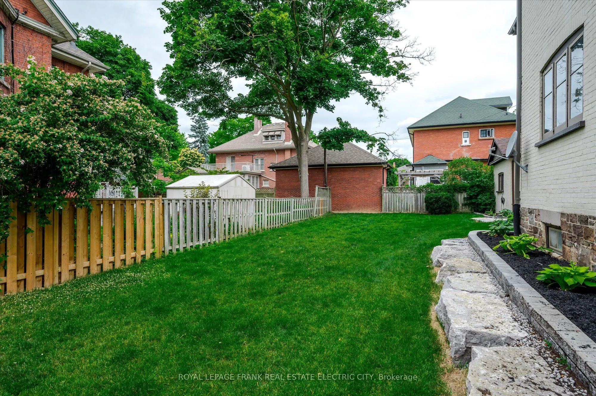 452 Hunter Street W