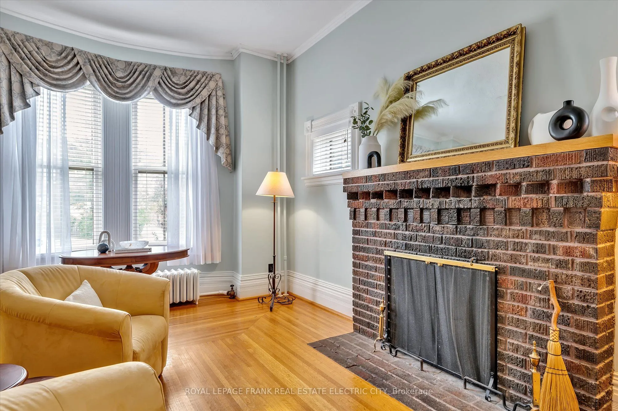 452 Hunter Street W