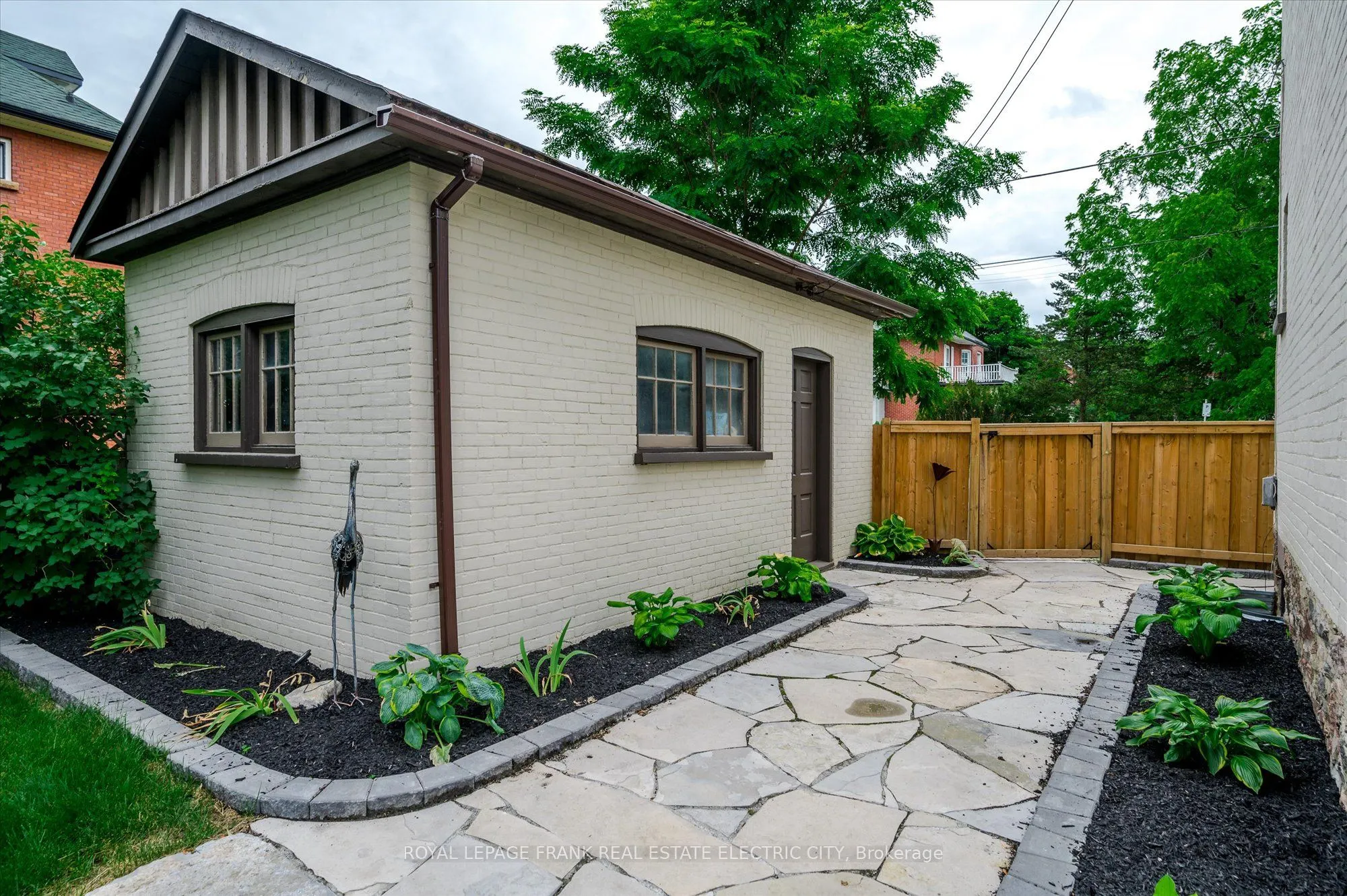 452 Hunter Street W