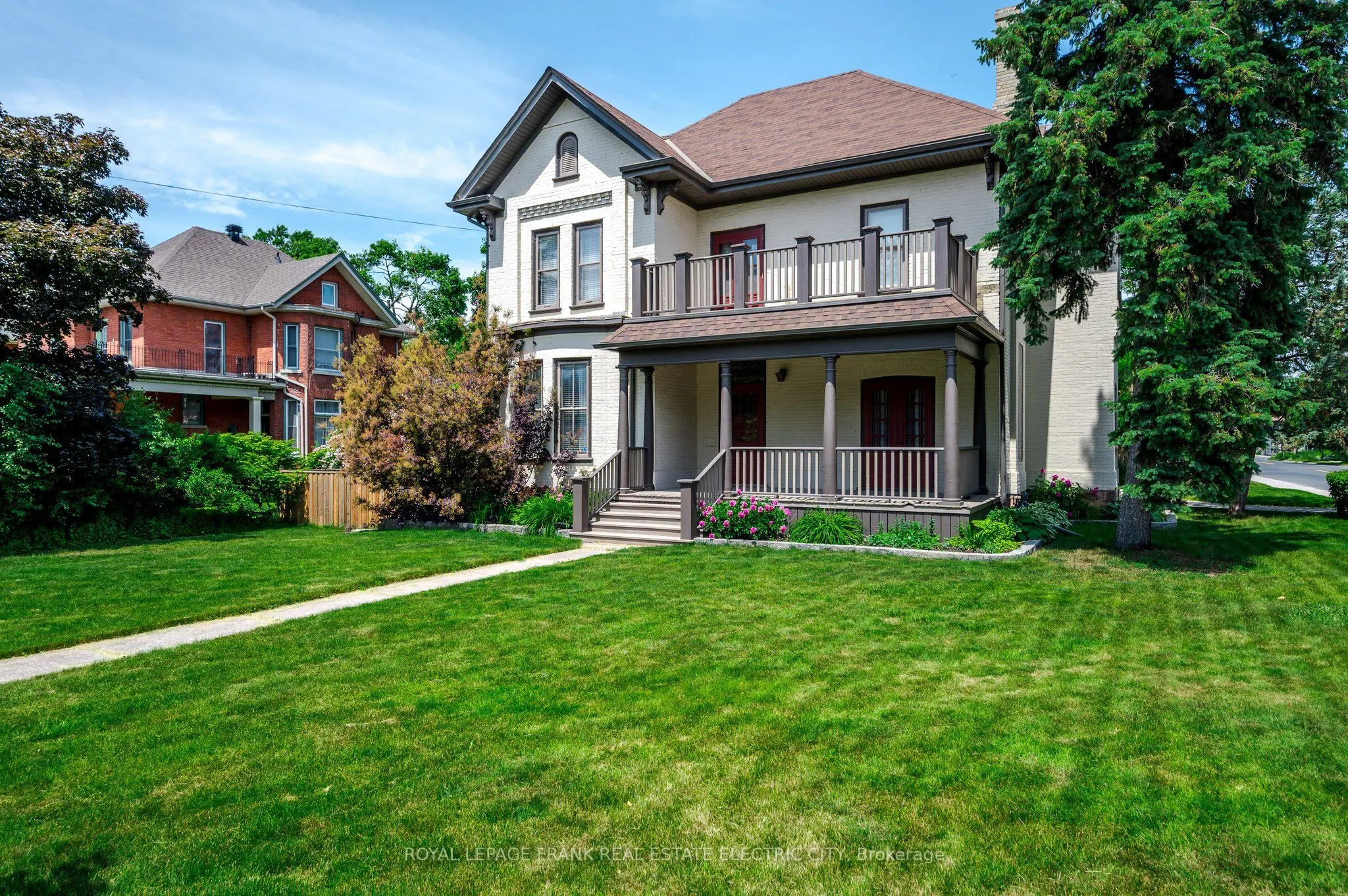 452 Hunter Street W