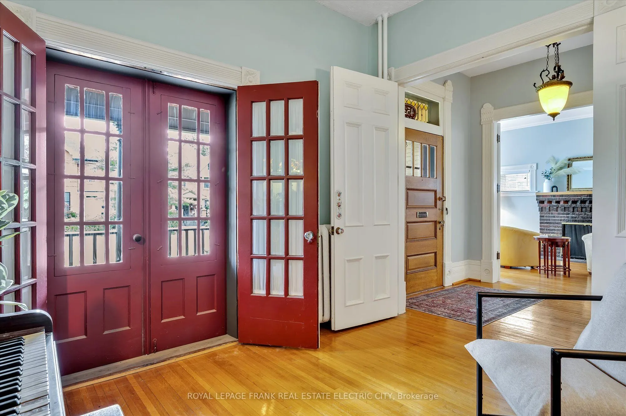 452 Hunter Street W