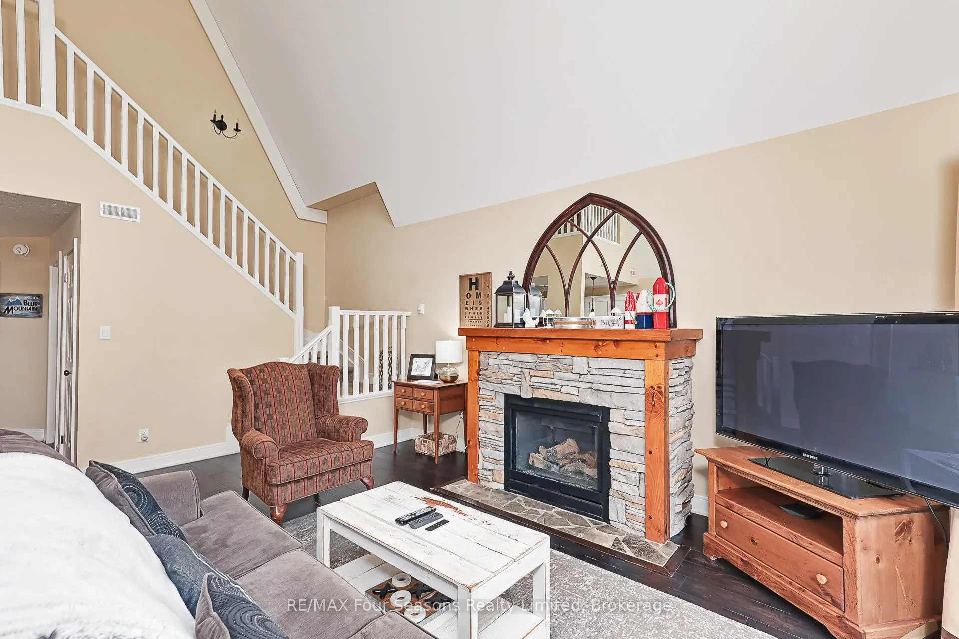 170 Snowbridge Way N, #225