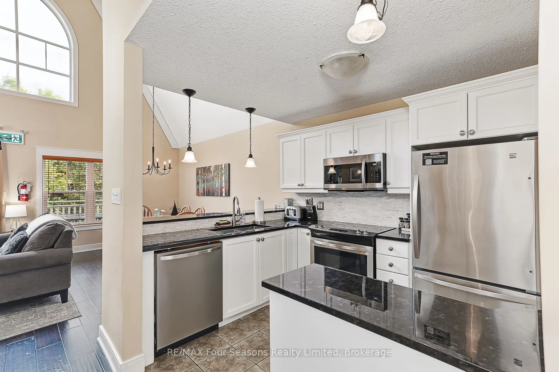 170 Snowbridge Way N, #225
