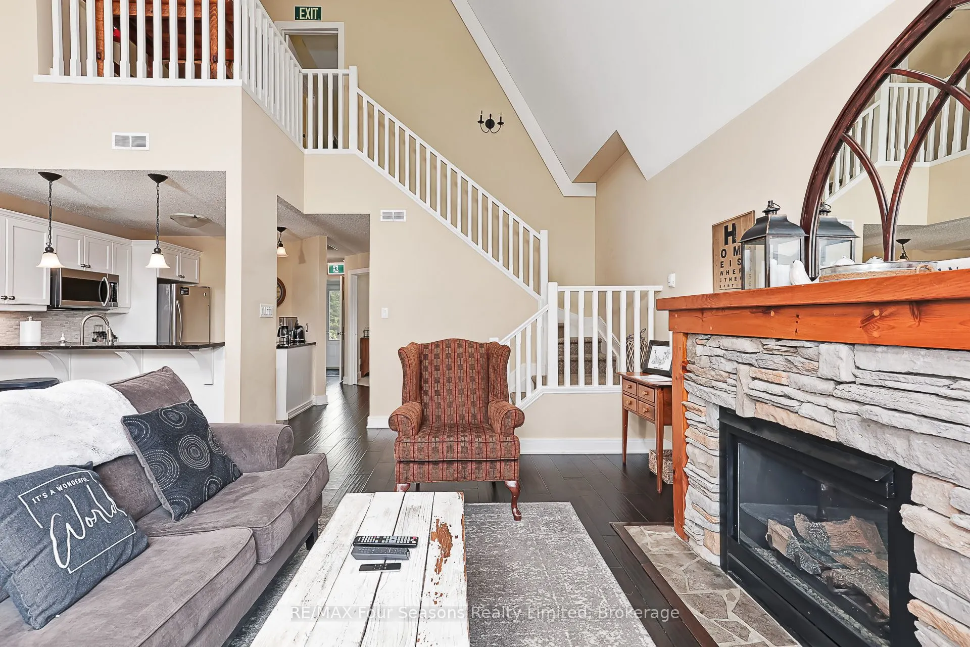 170 Snowbridge Way N, #225