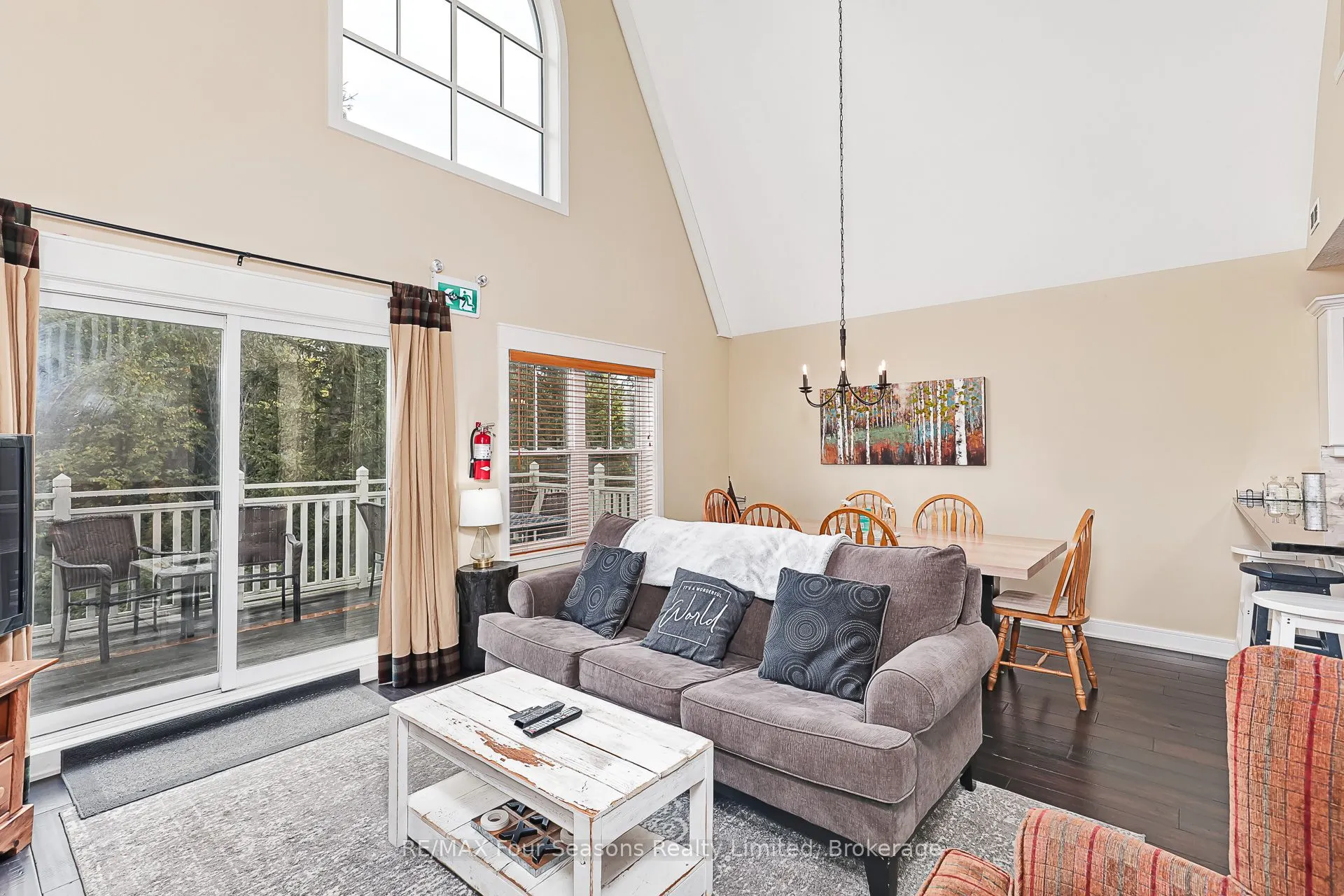 170 Snowbridge Way N, #225