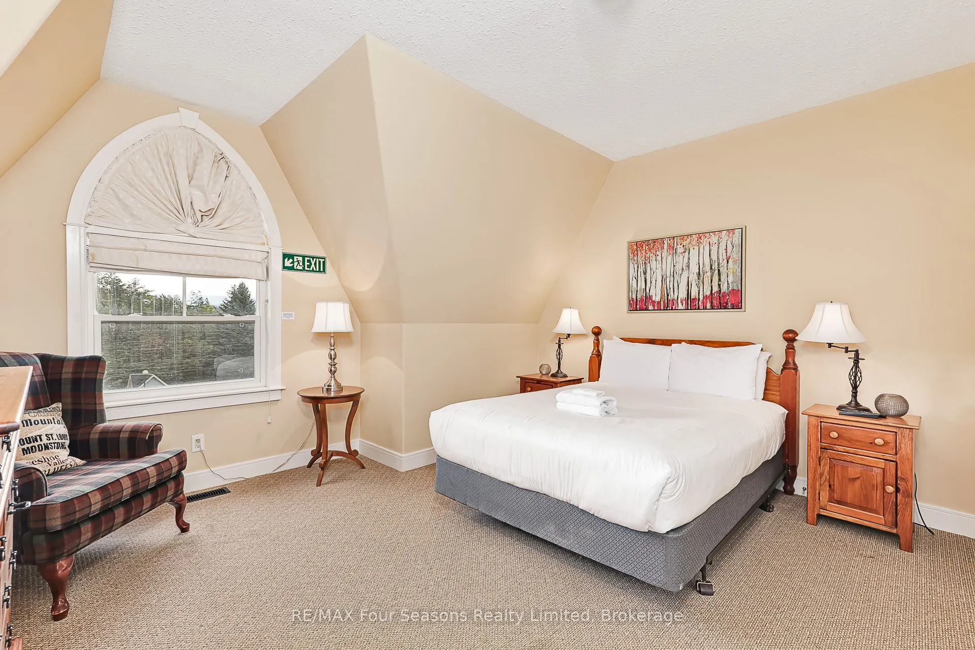 170 Snowbridge Way N, #225