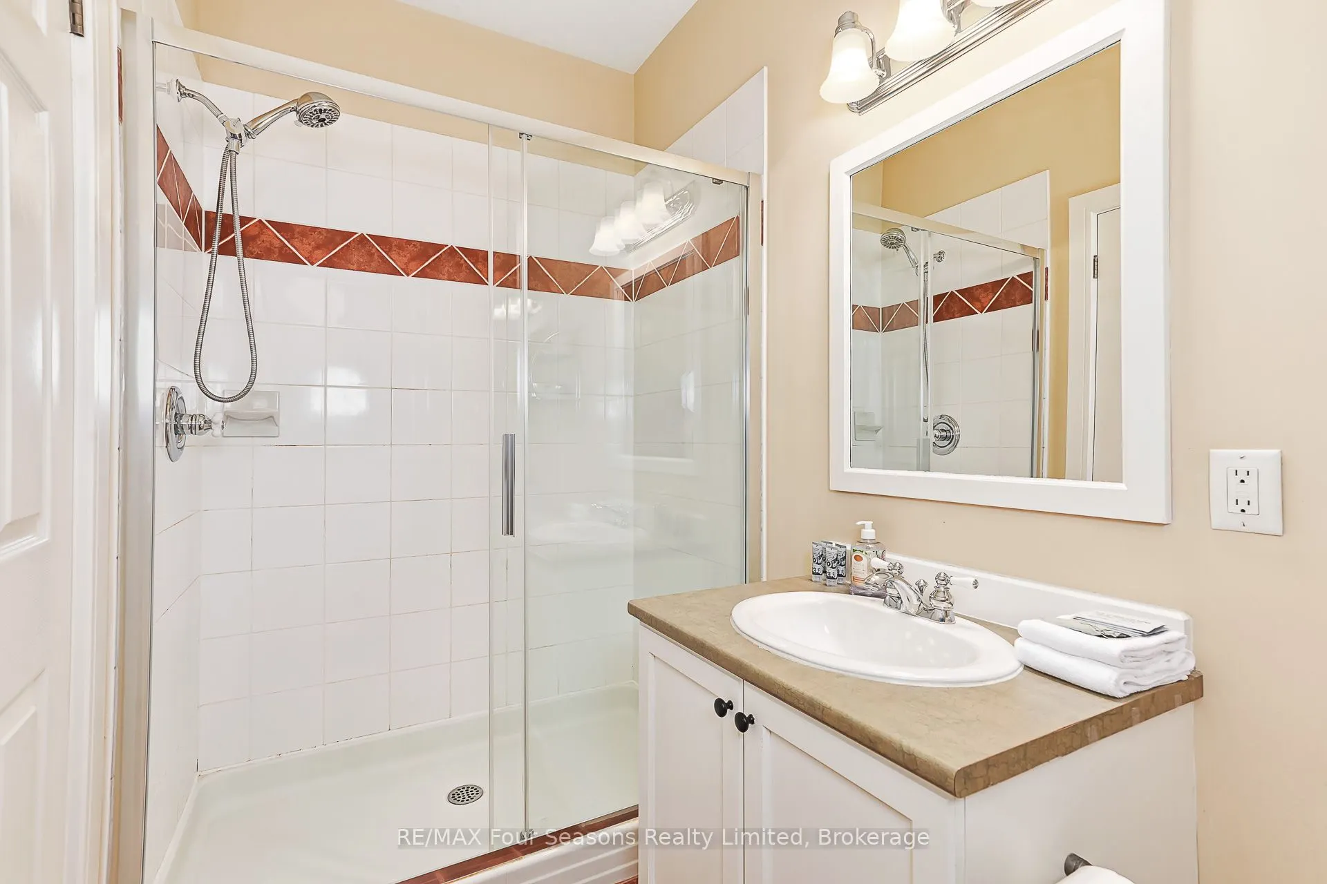 170 Snowbridge Way N, #225