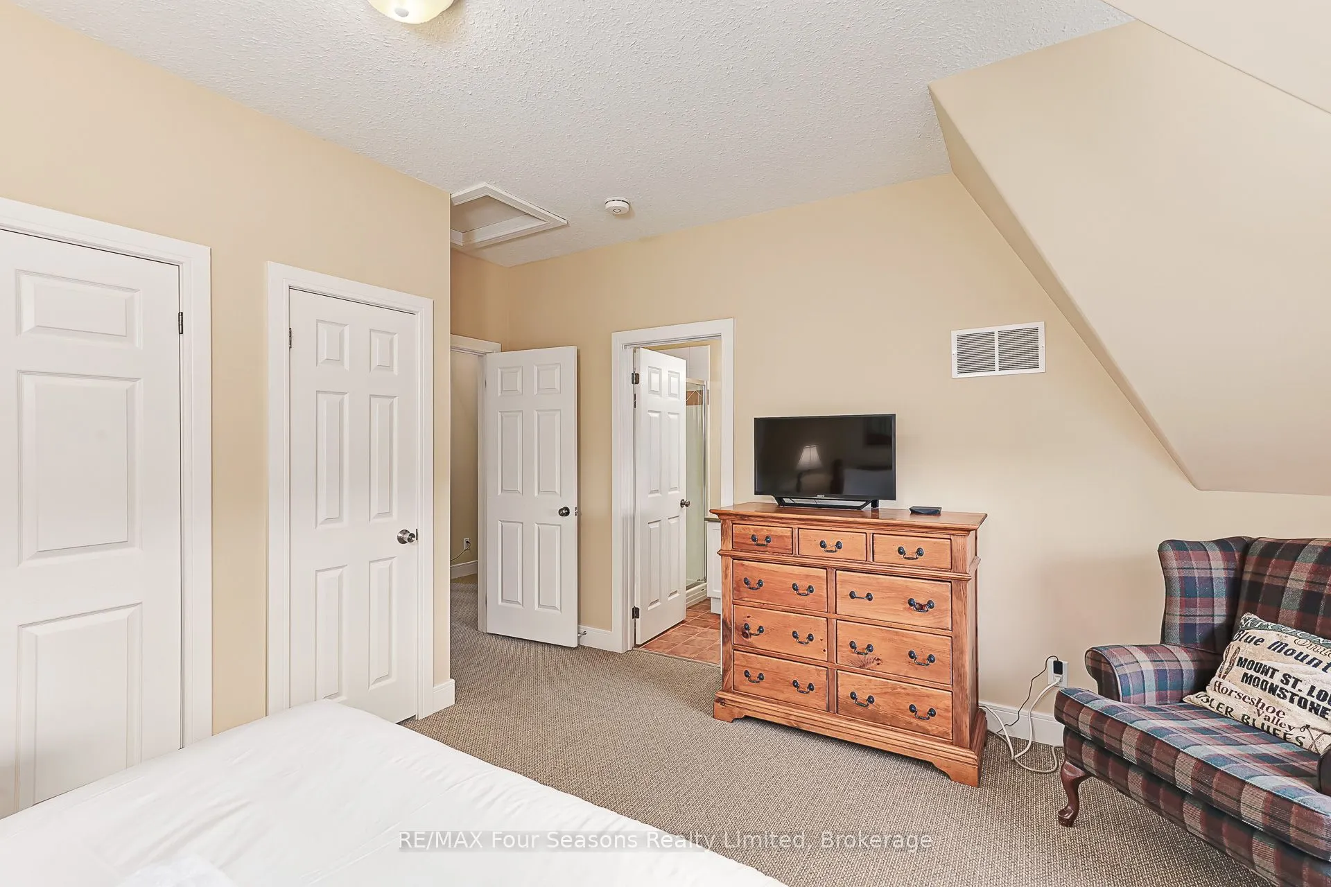 170 Snowbridge Way N, #225