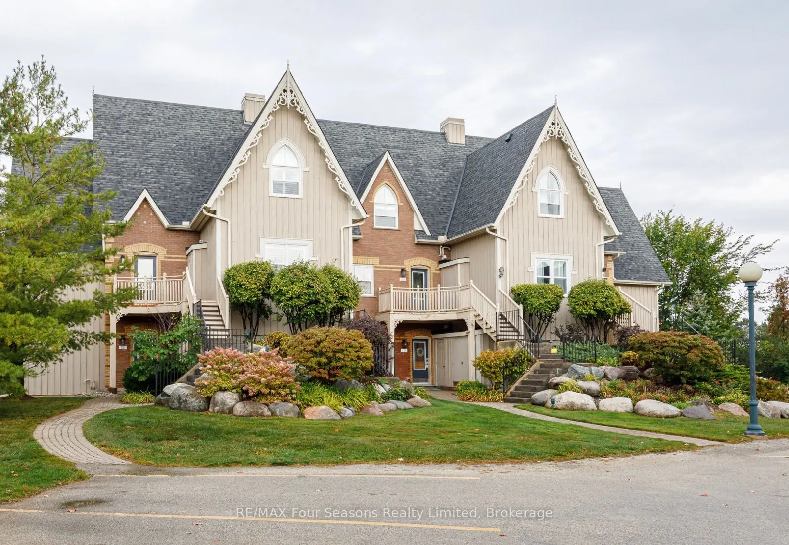 170 Snowbridge Way N, #225