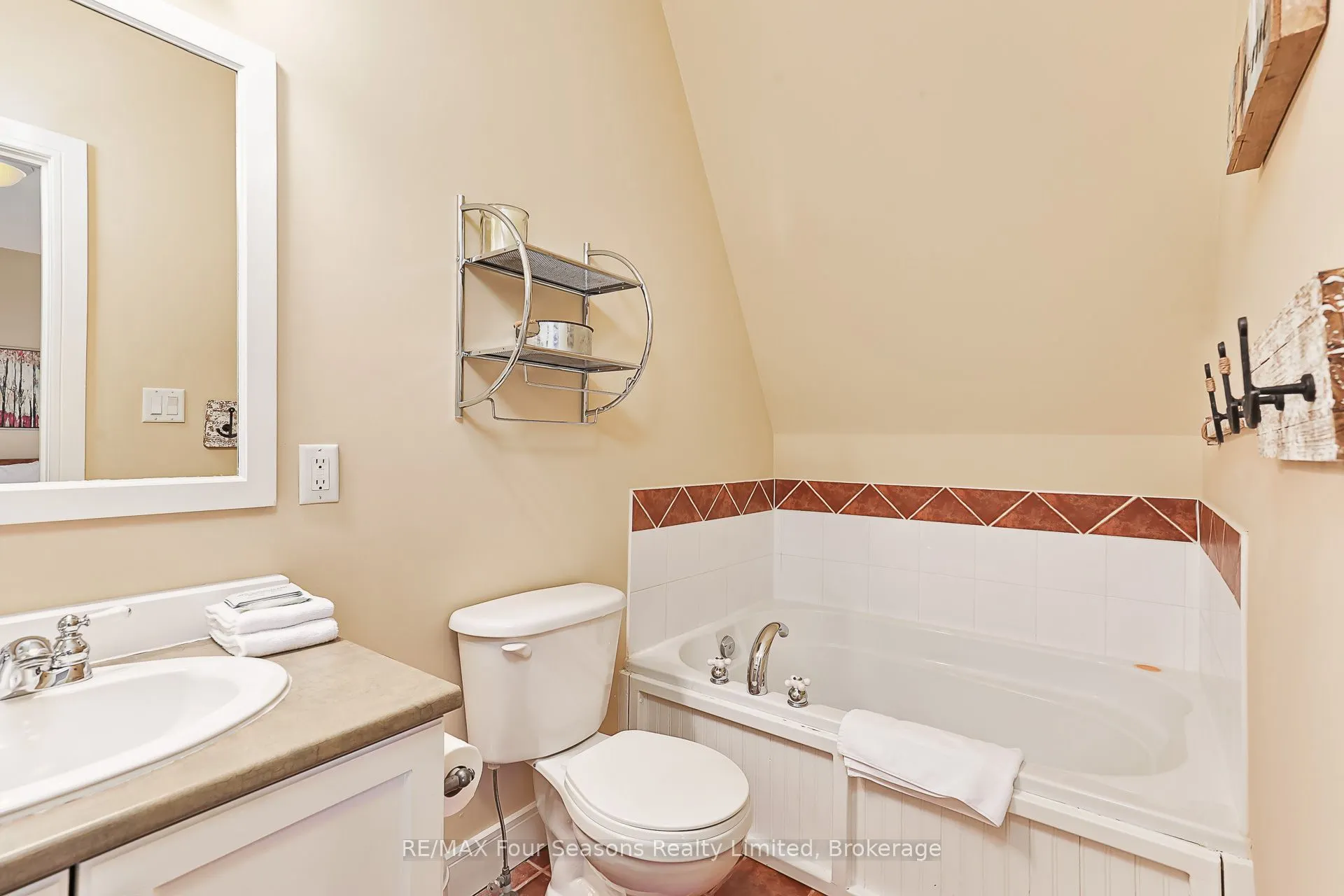 170 Snowbridge Way N, #225