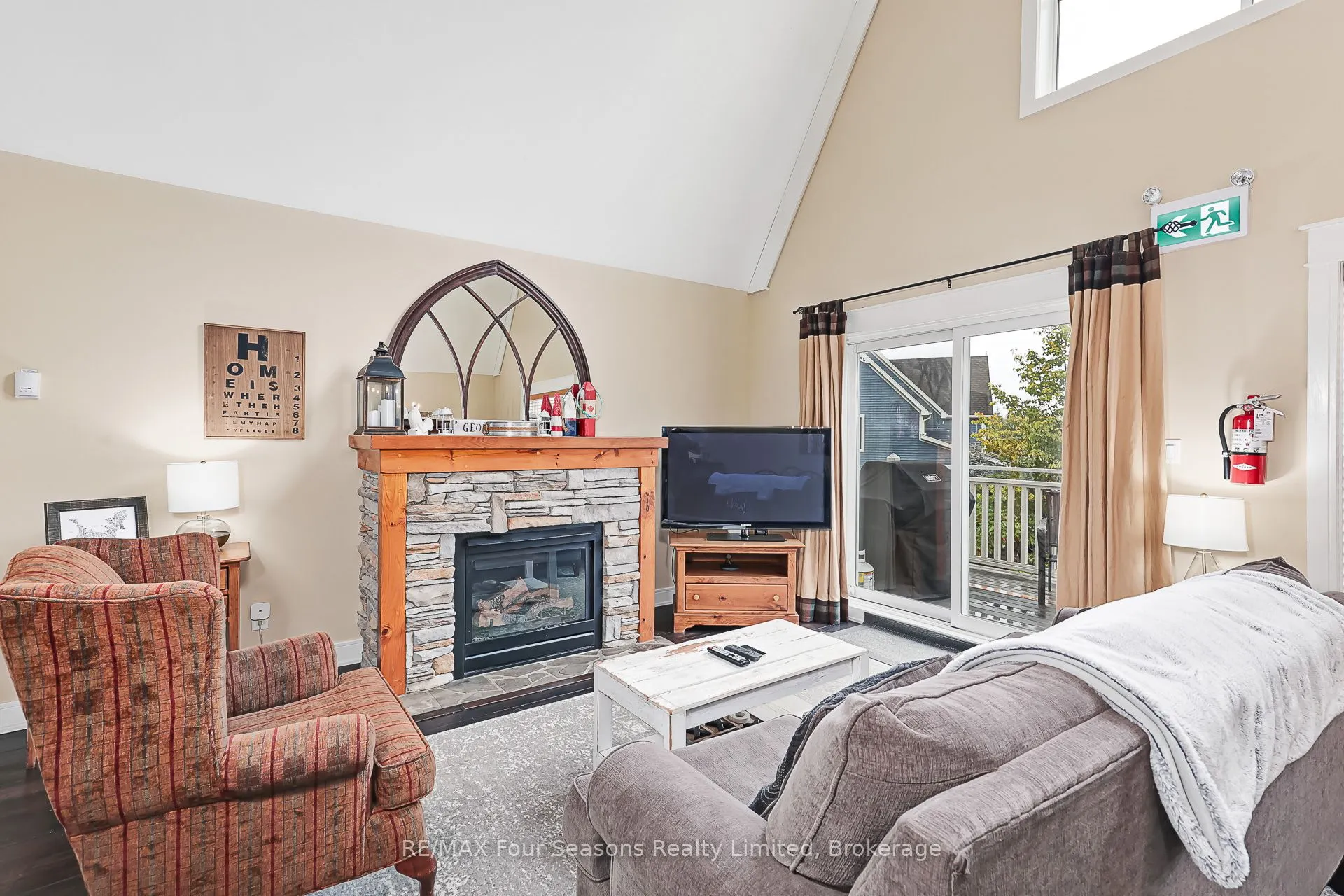 170 Snowbridge Way N, #225