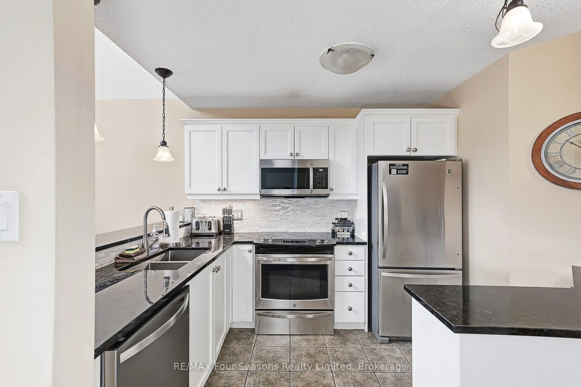 170 Snowbridge Way N, #225