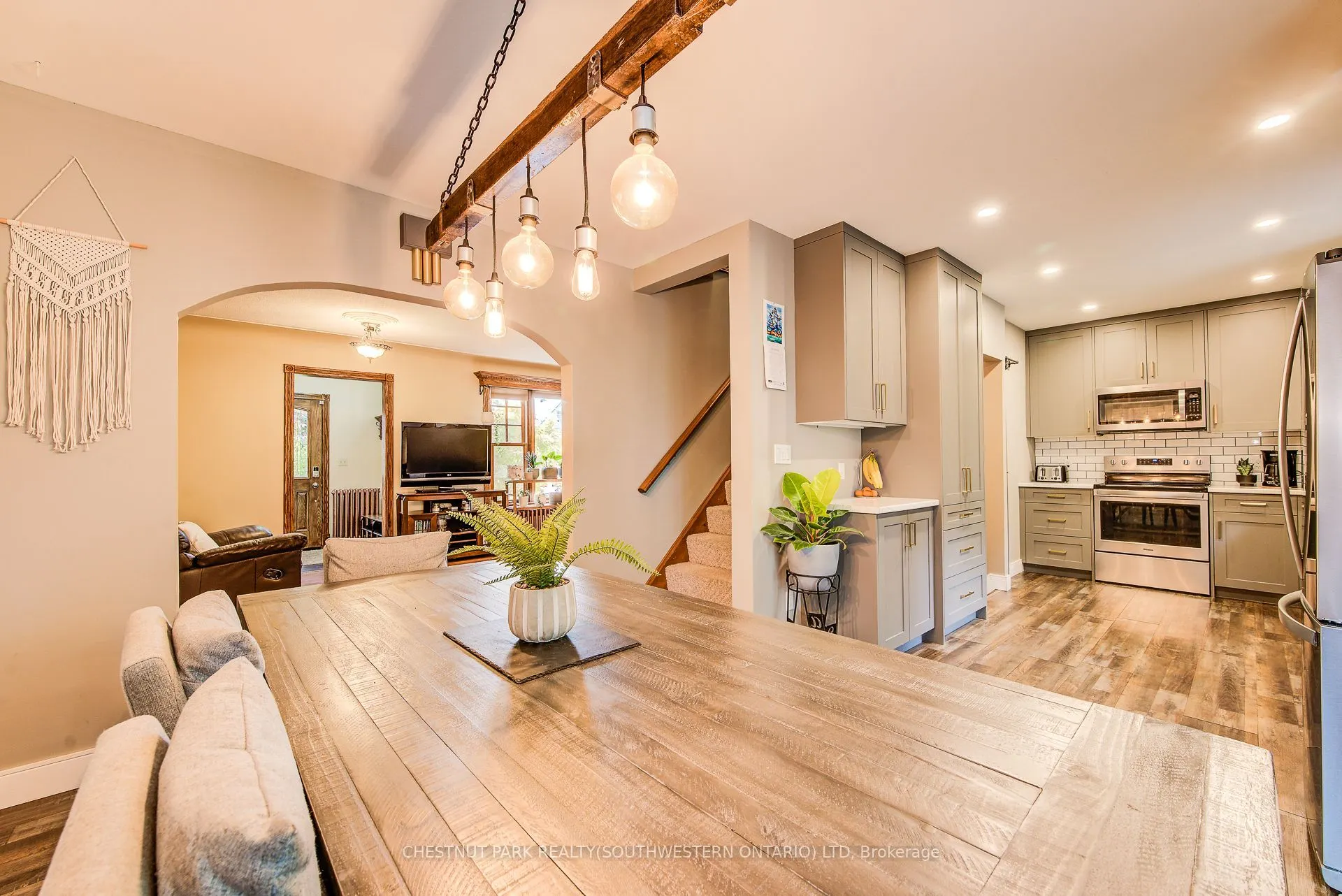 1105 Queen's Bush Road