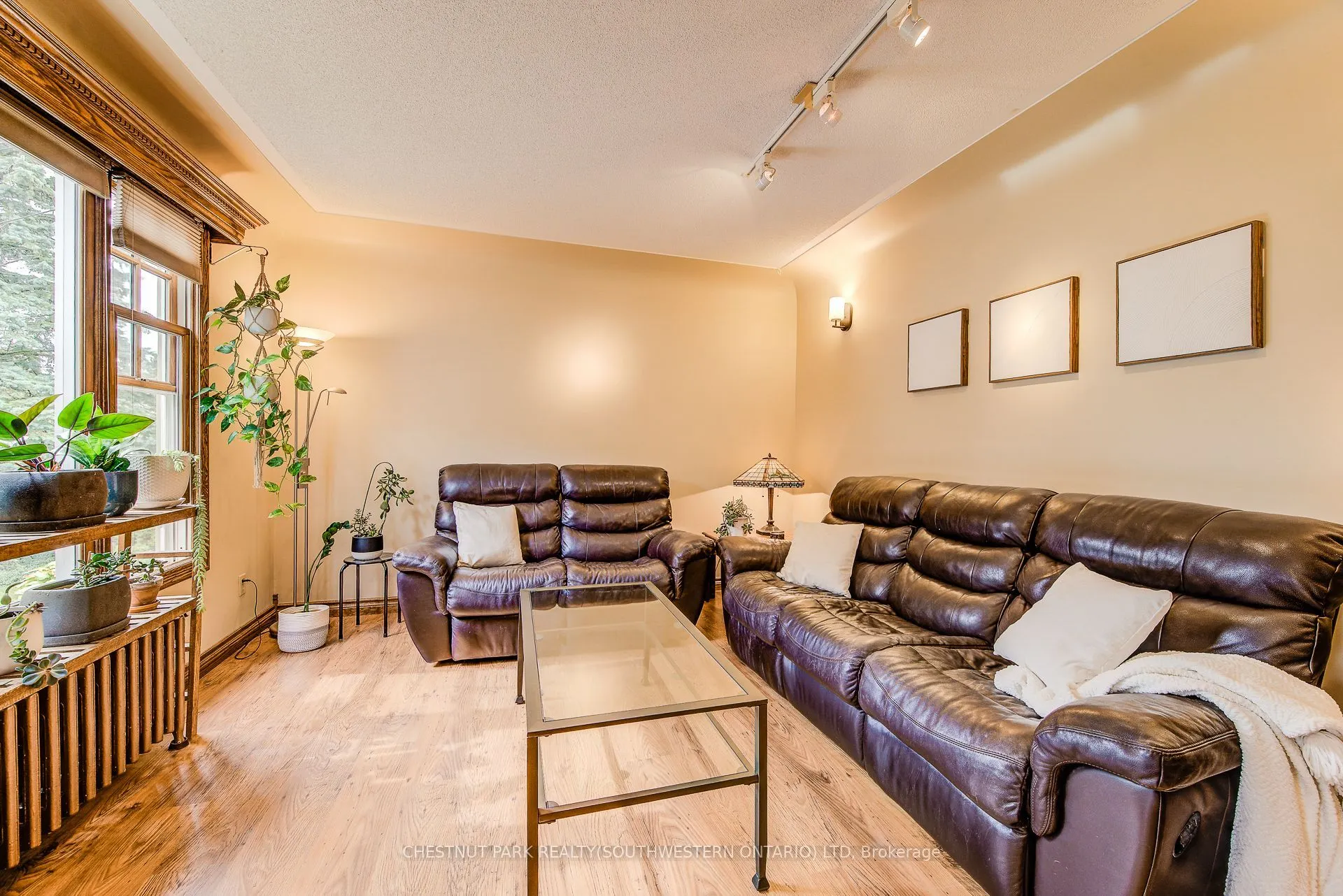 1105 Queen's Bush Road