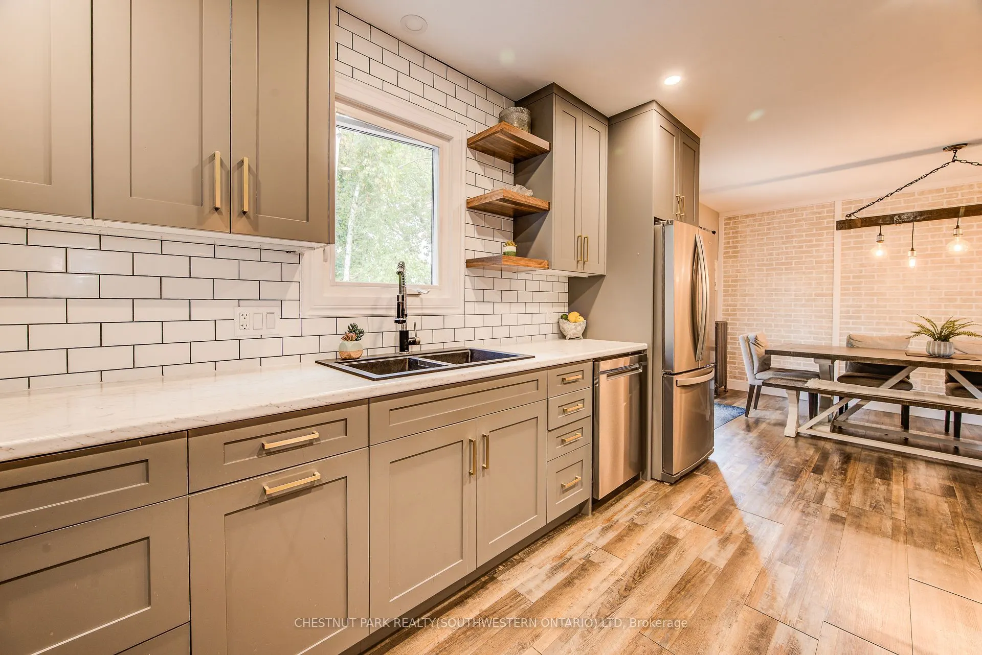 1105 Queen's Bush Road