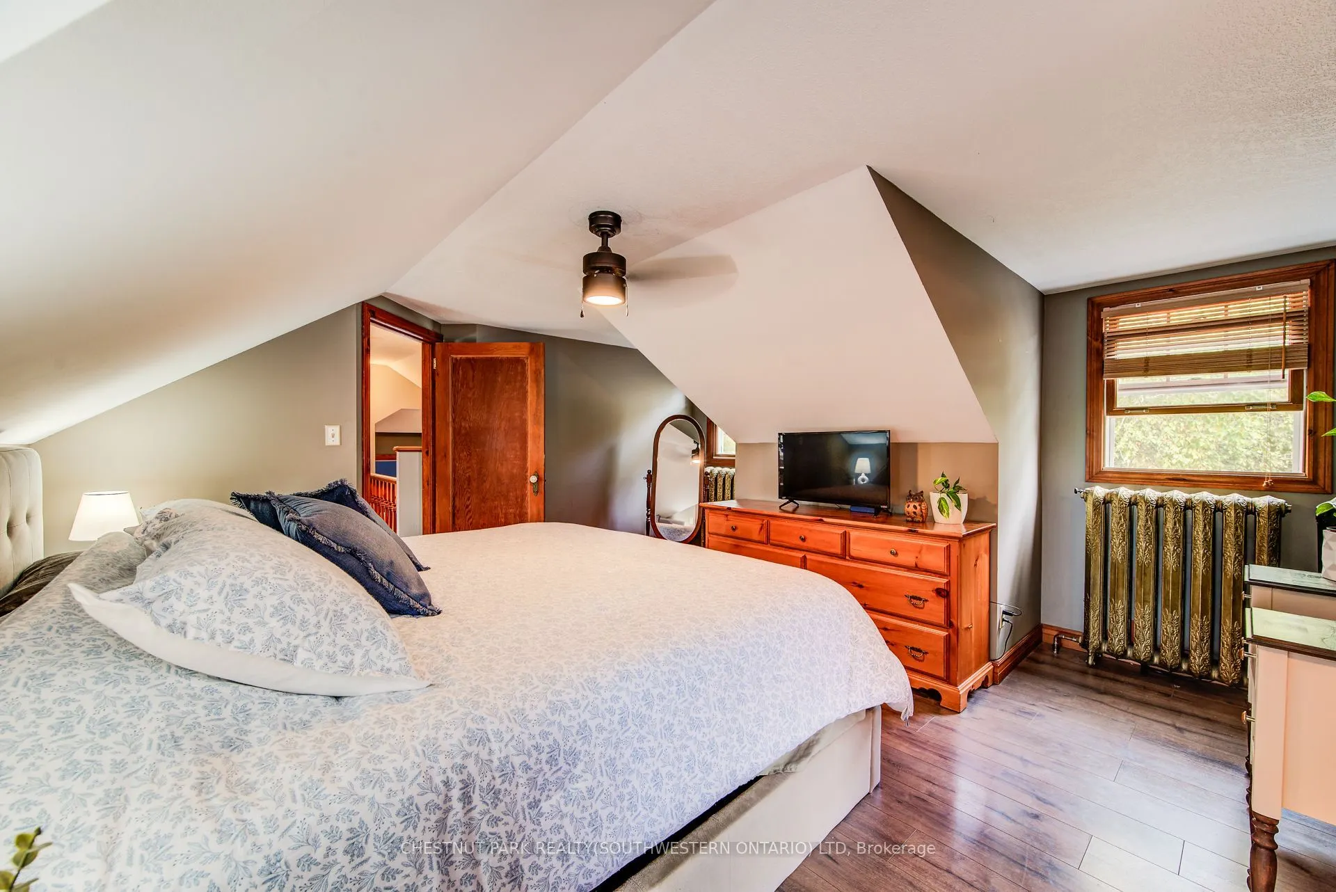 1105 Queen's Bush Road