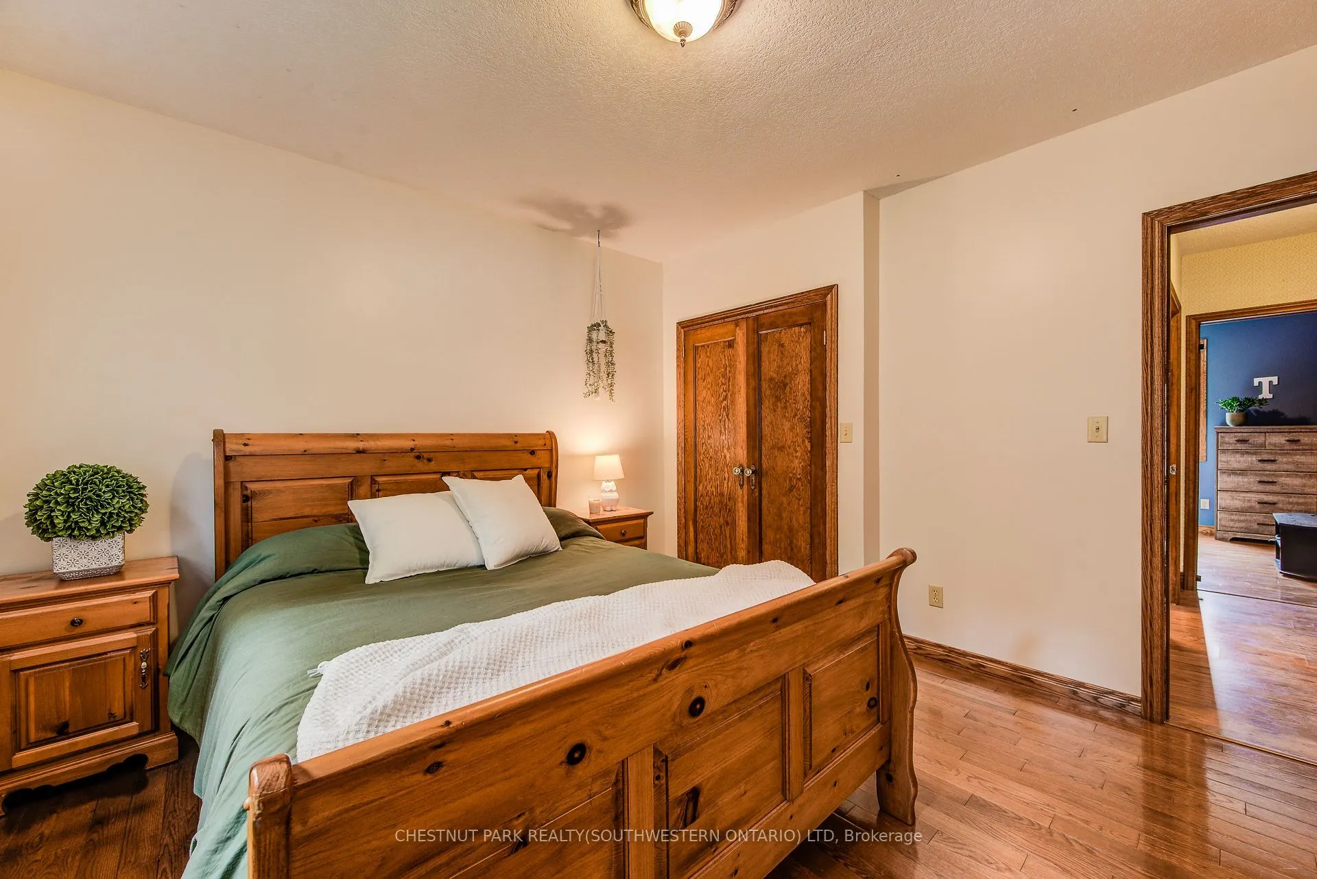 1105 Queen's Bush Road
