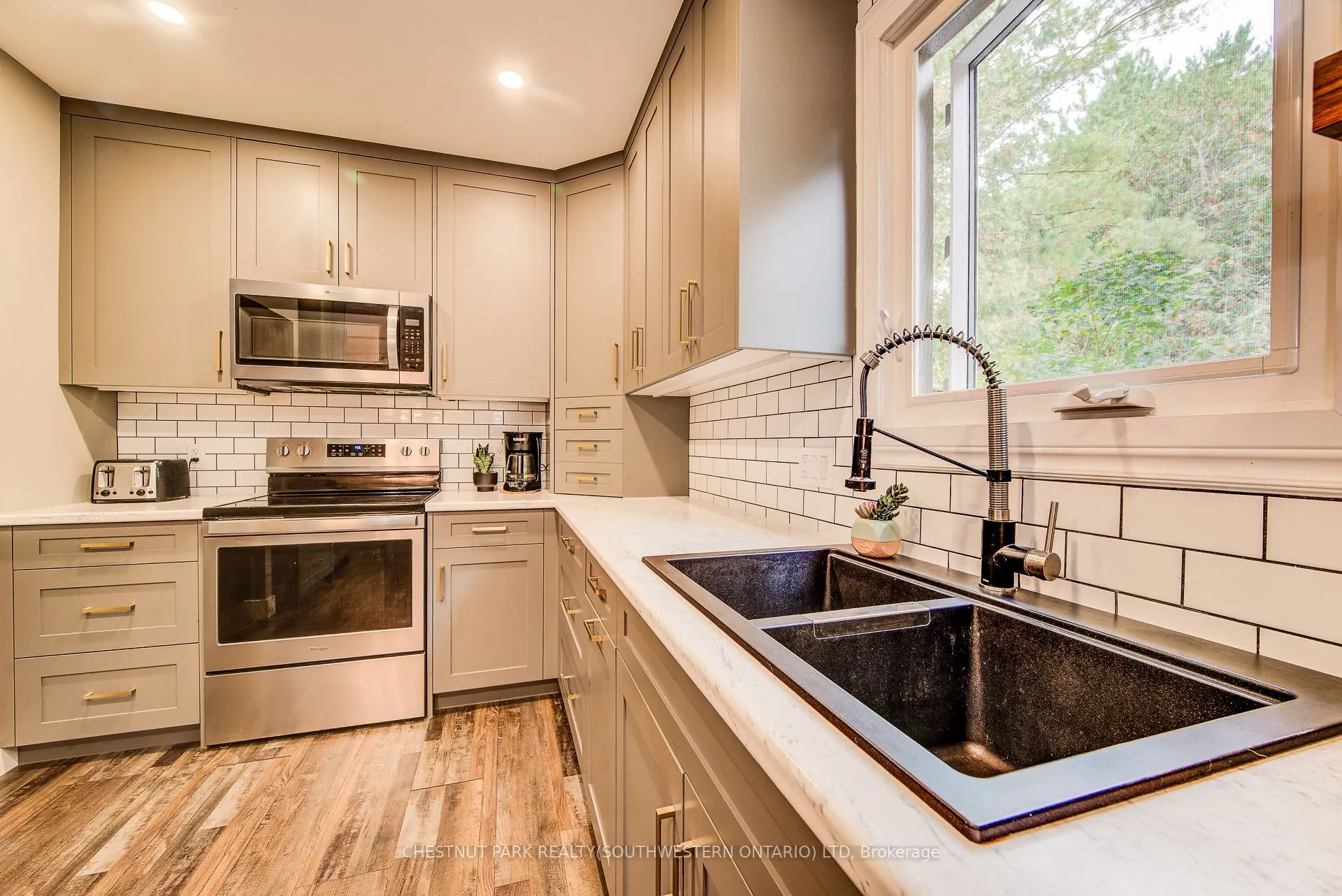 1105 Queen's Bush Road