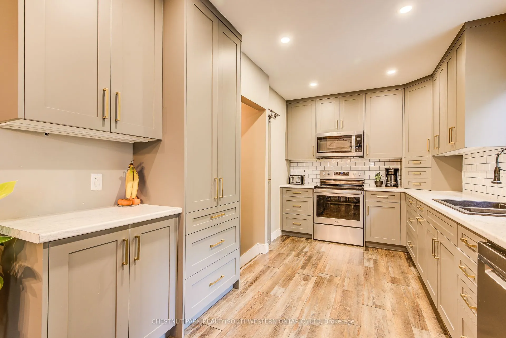 1105 Queen's Bush Road