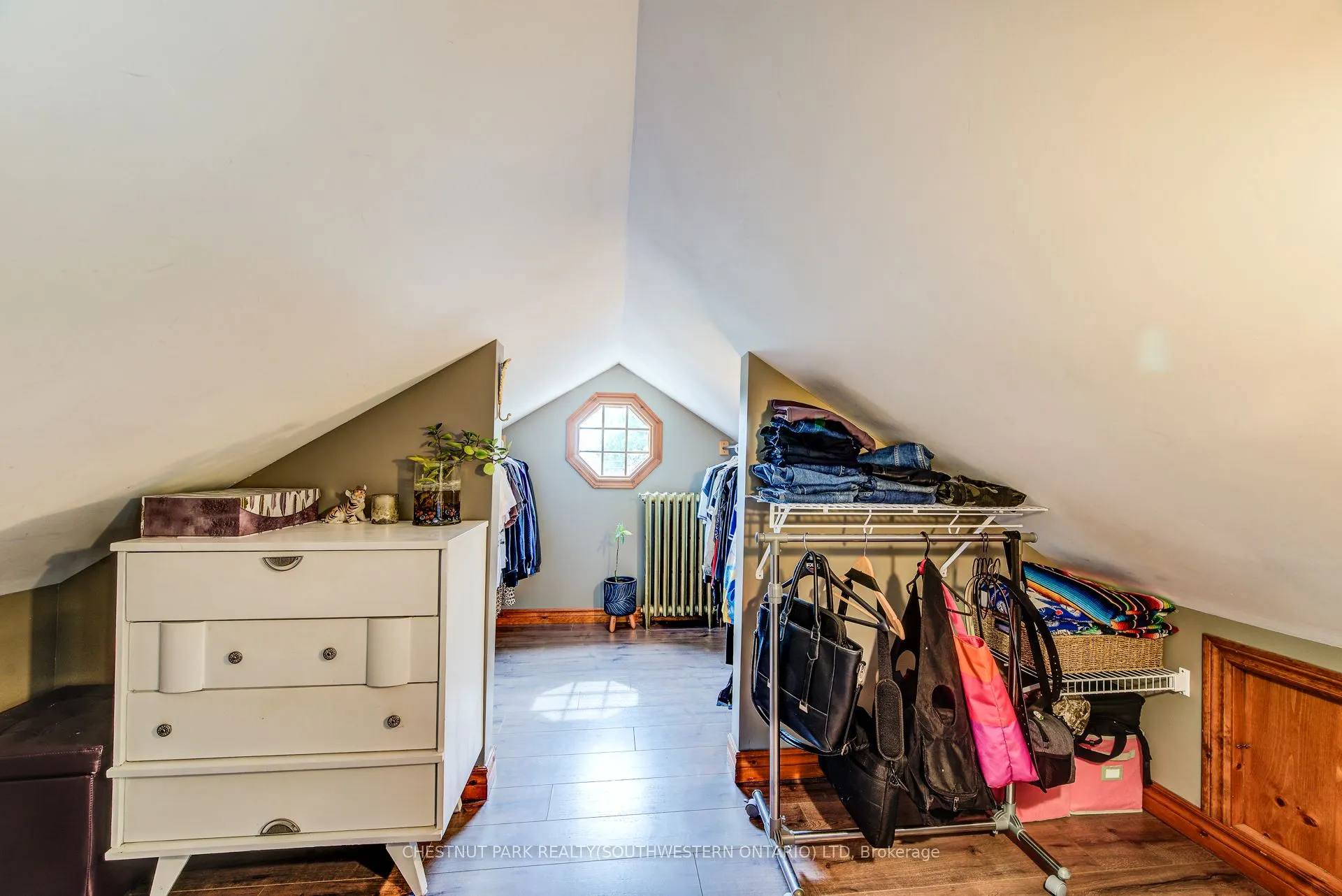 1105 Queen's Bush Road