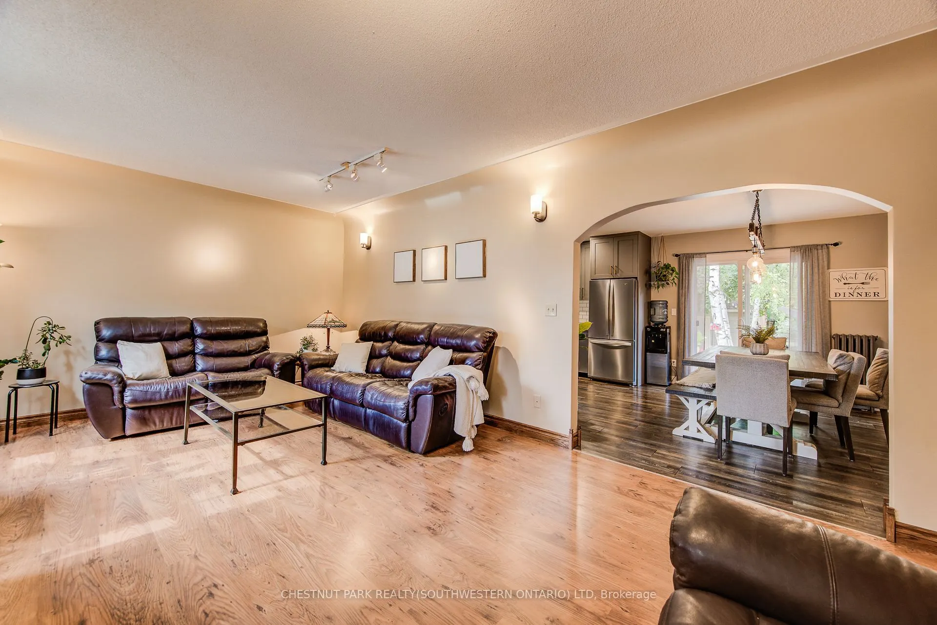 1105 Queen's Bush Road