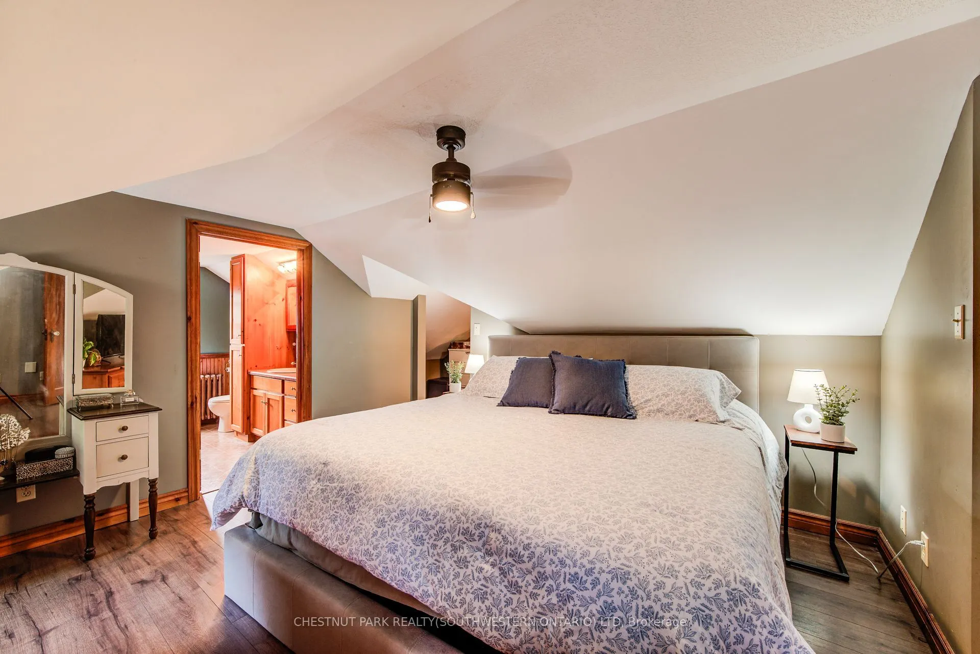 1105 Queen's Bush Road
