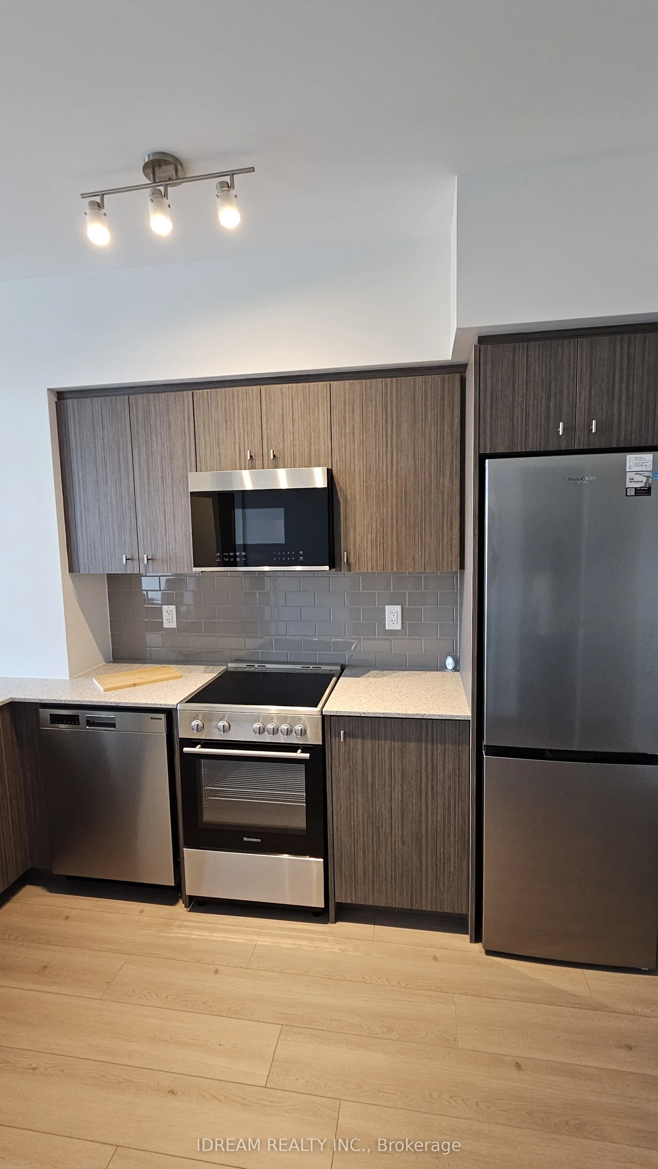25 Wellington Street S, #804
