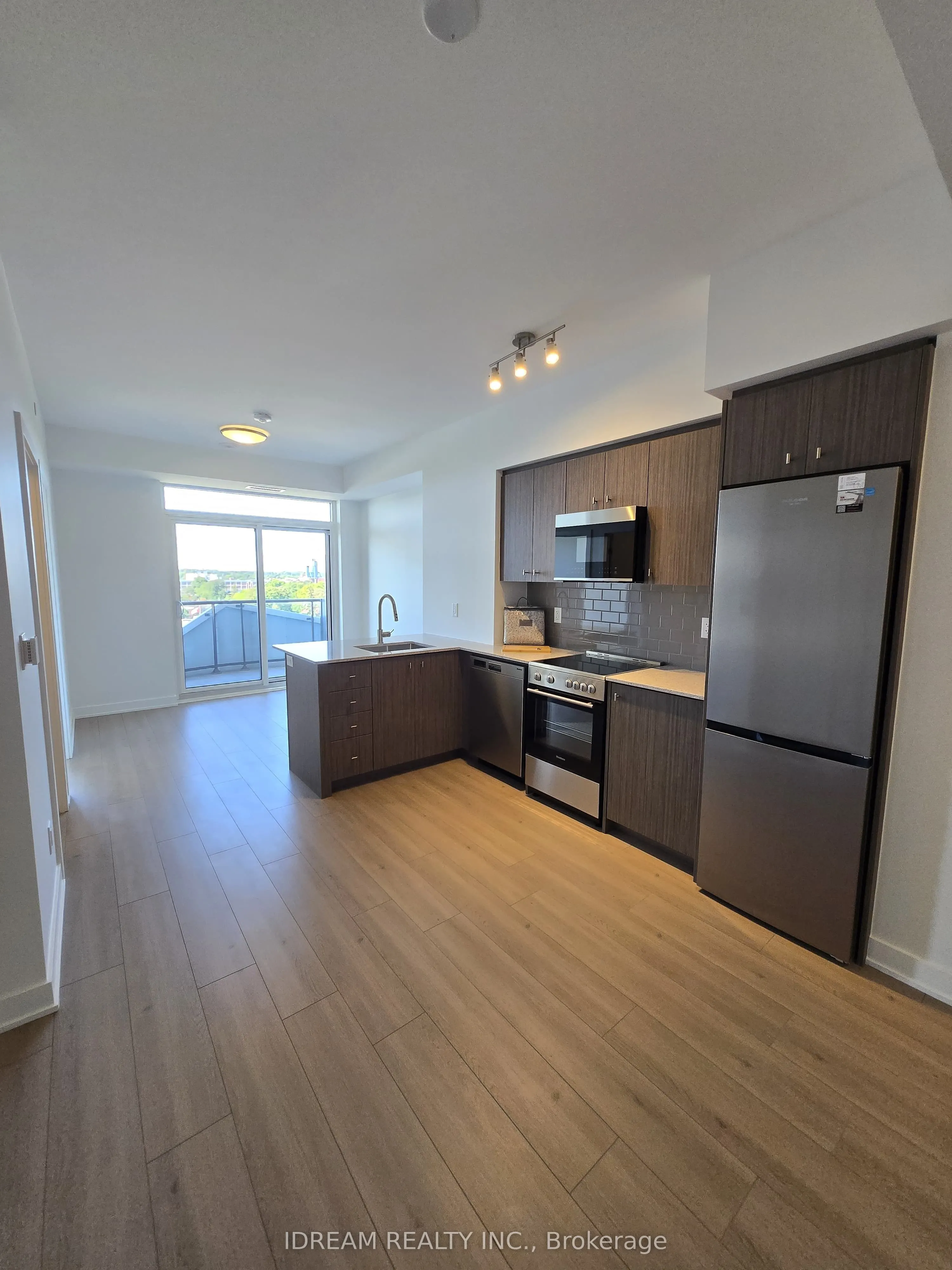 25 Wellington Street S, #804