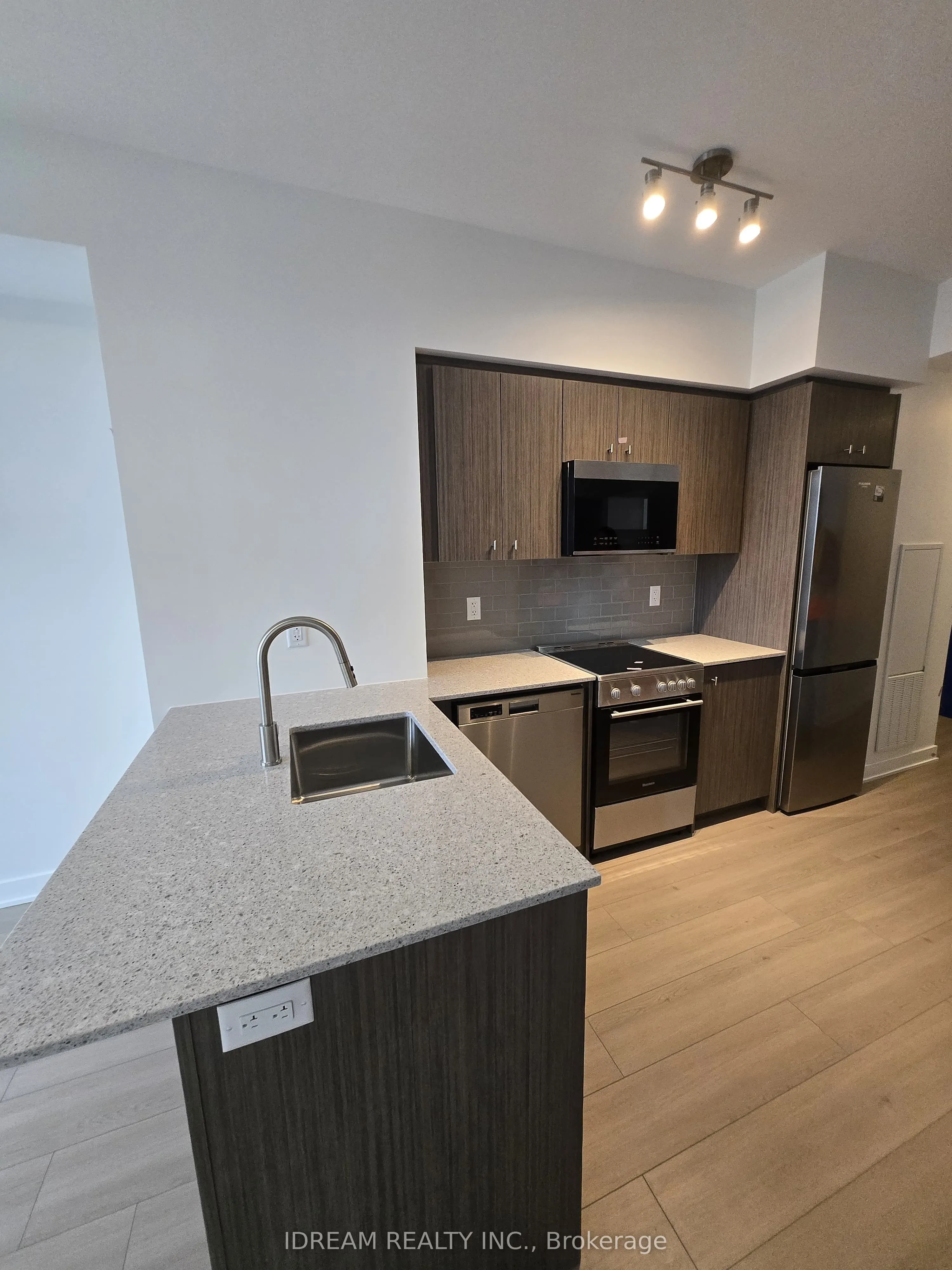 25 Wellington Street S, #804
