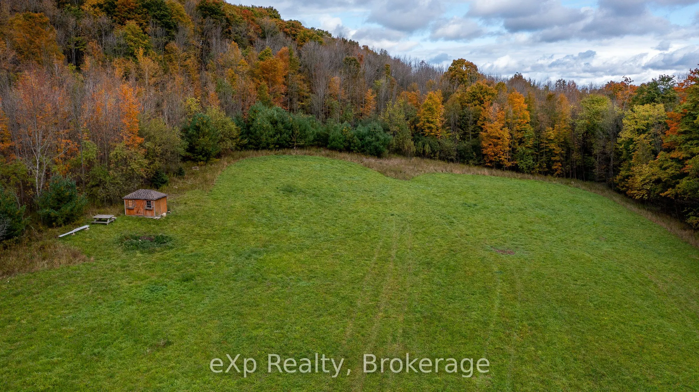 084482 6 Side Road