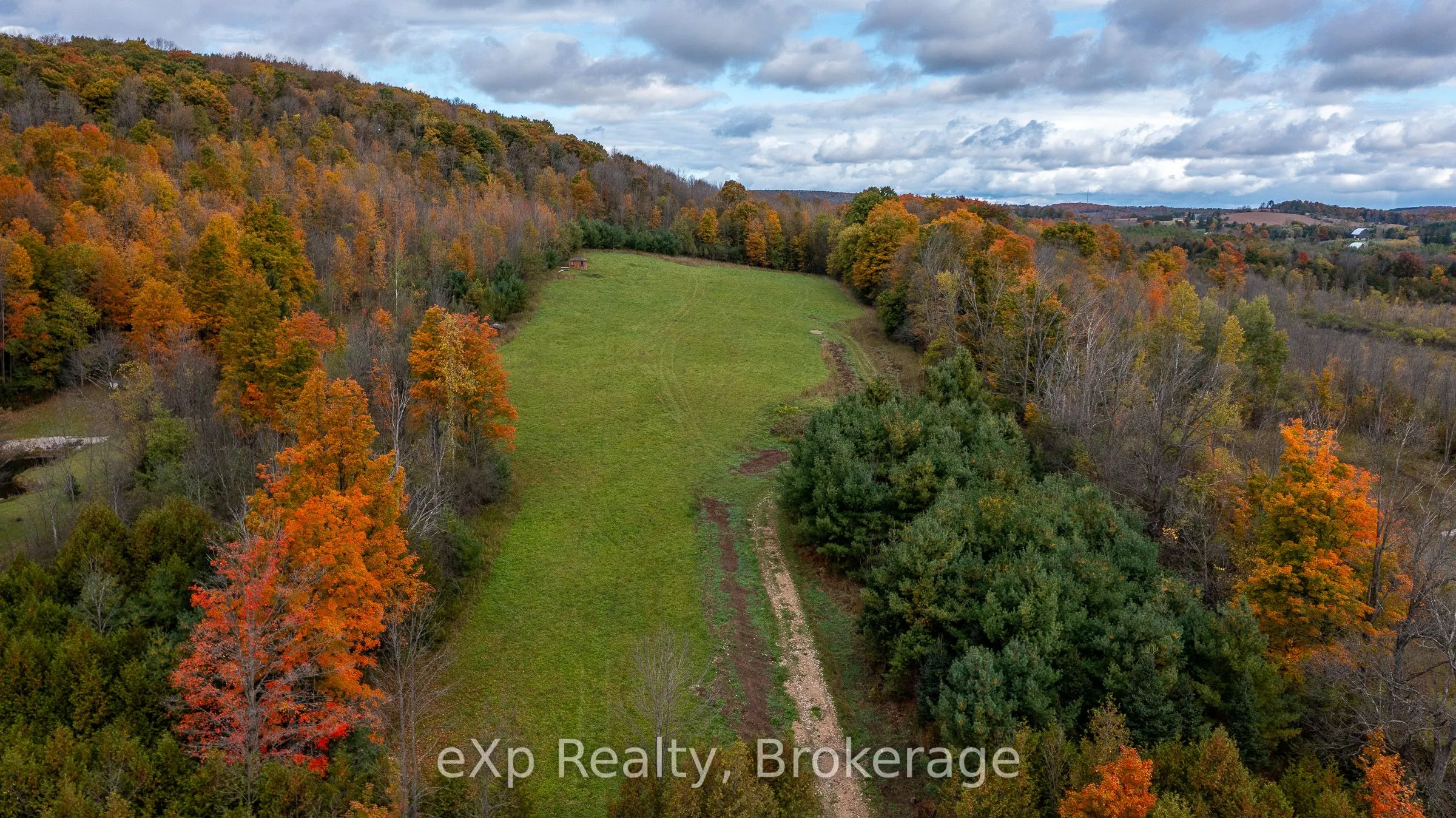 084482 6 Side Road