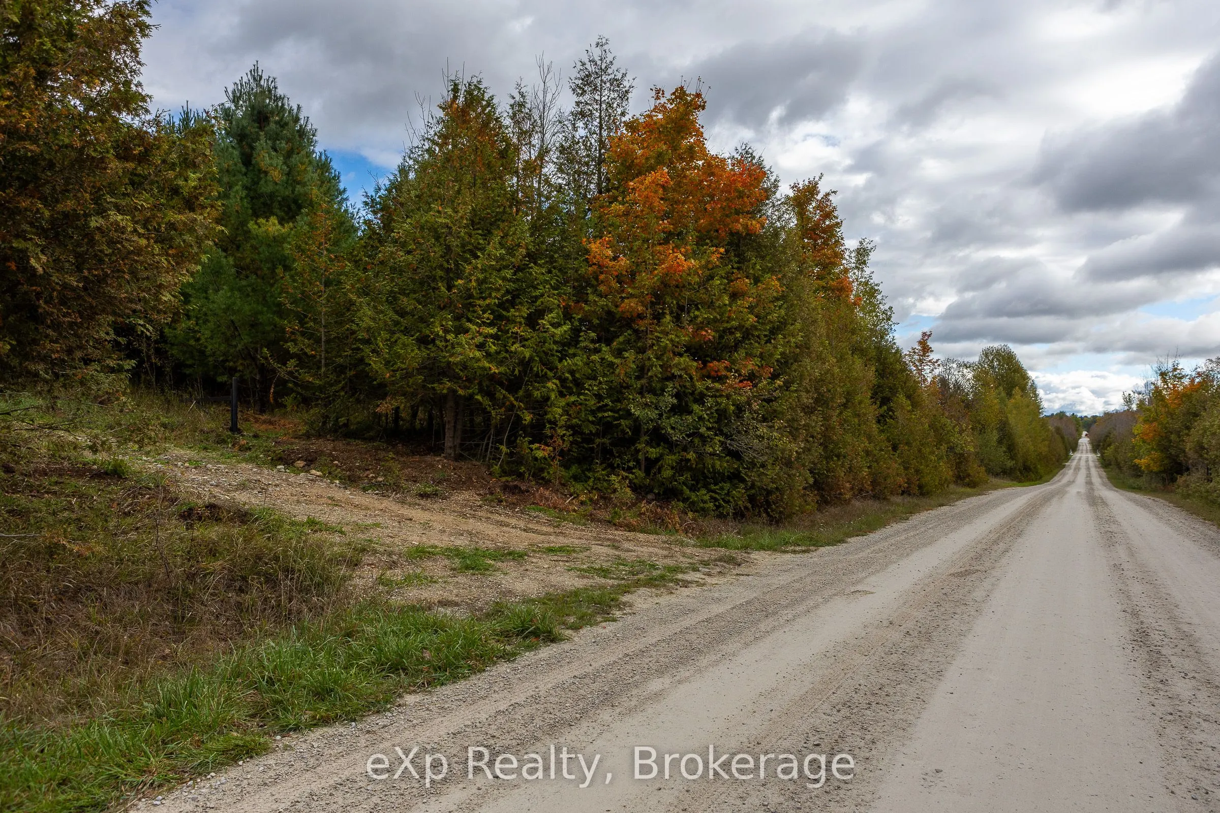 084482 6 Side Road
