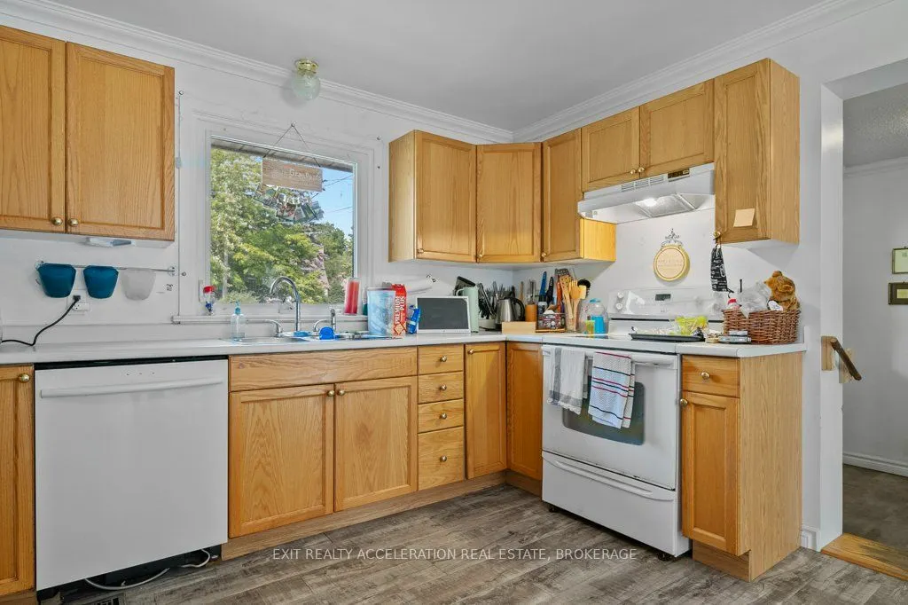 400 Dundas Street W