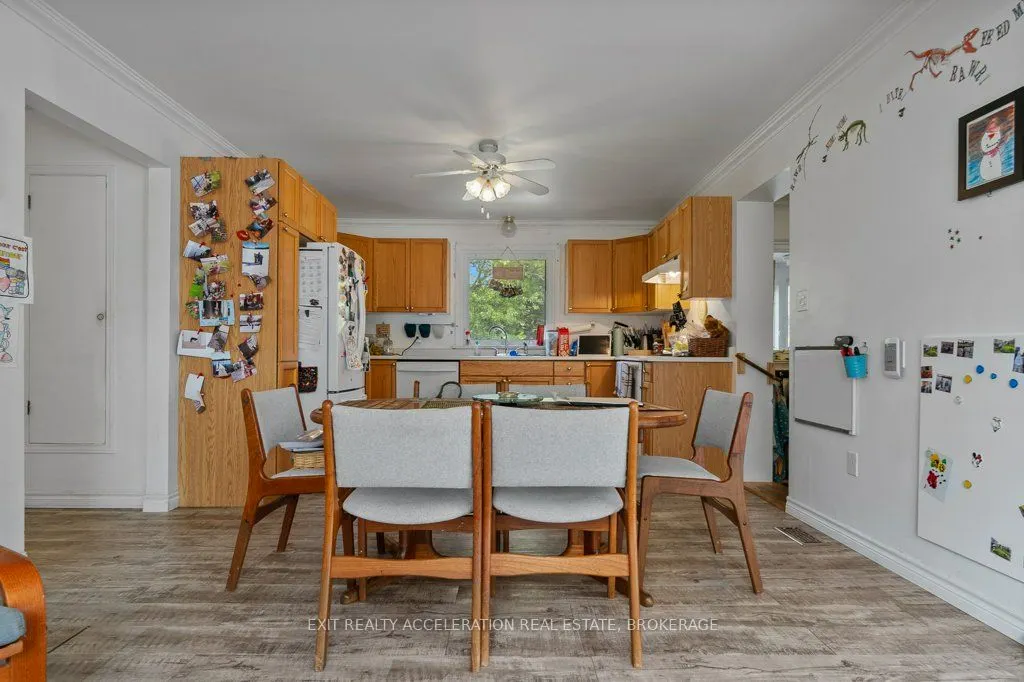 400 Dundas Street W