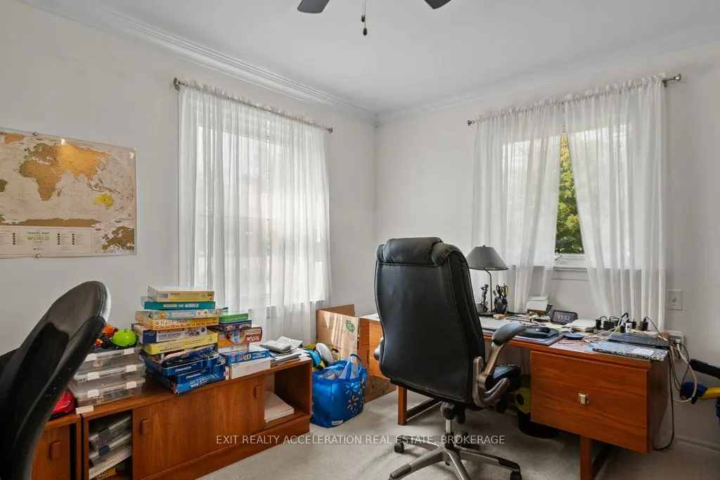 400 Dundas Street W