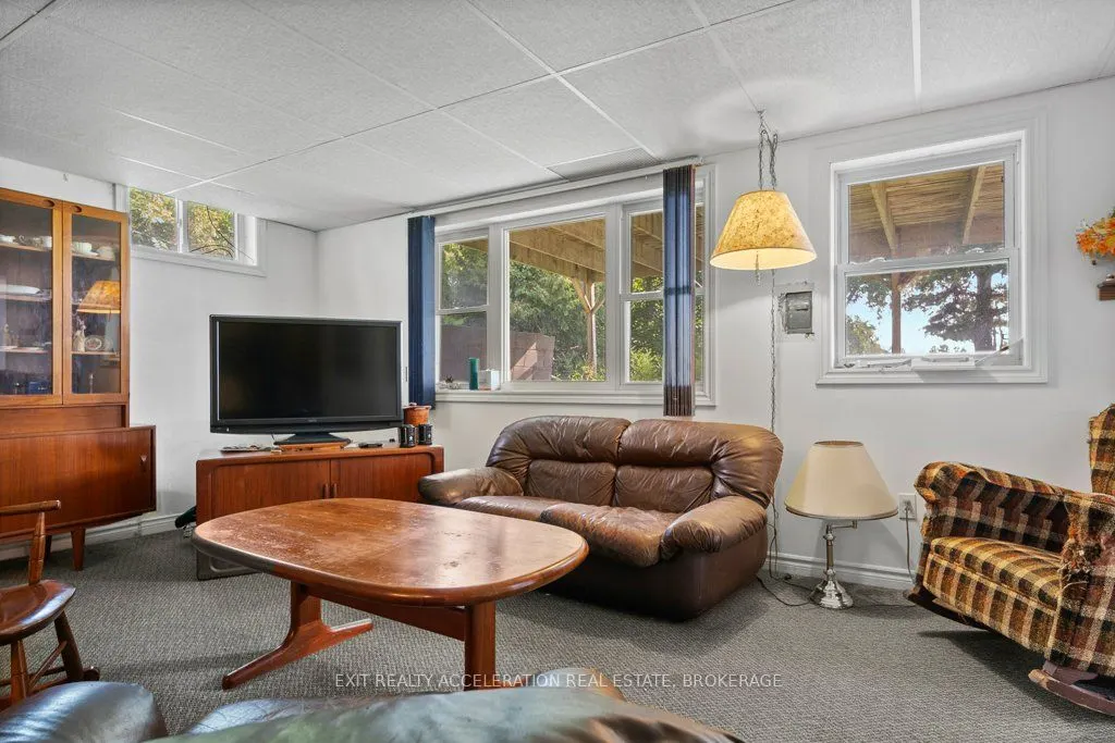 400 Dundas Street W