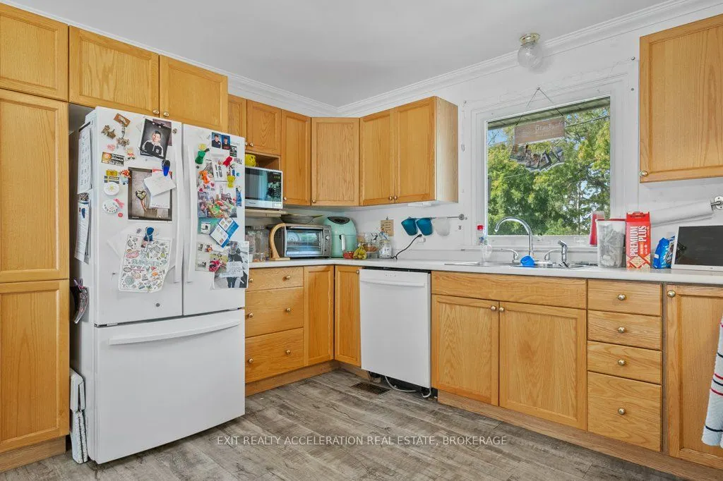 400 Dundas Street W