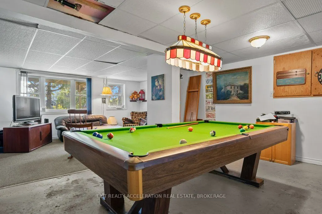 400 Dundas Street W