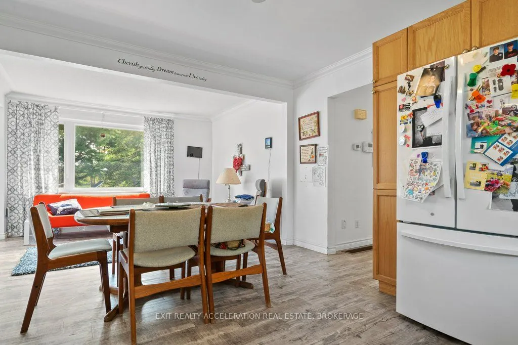 400 Dundas Street W